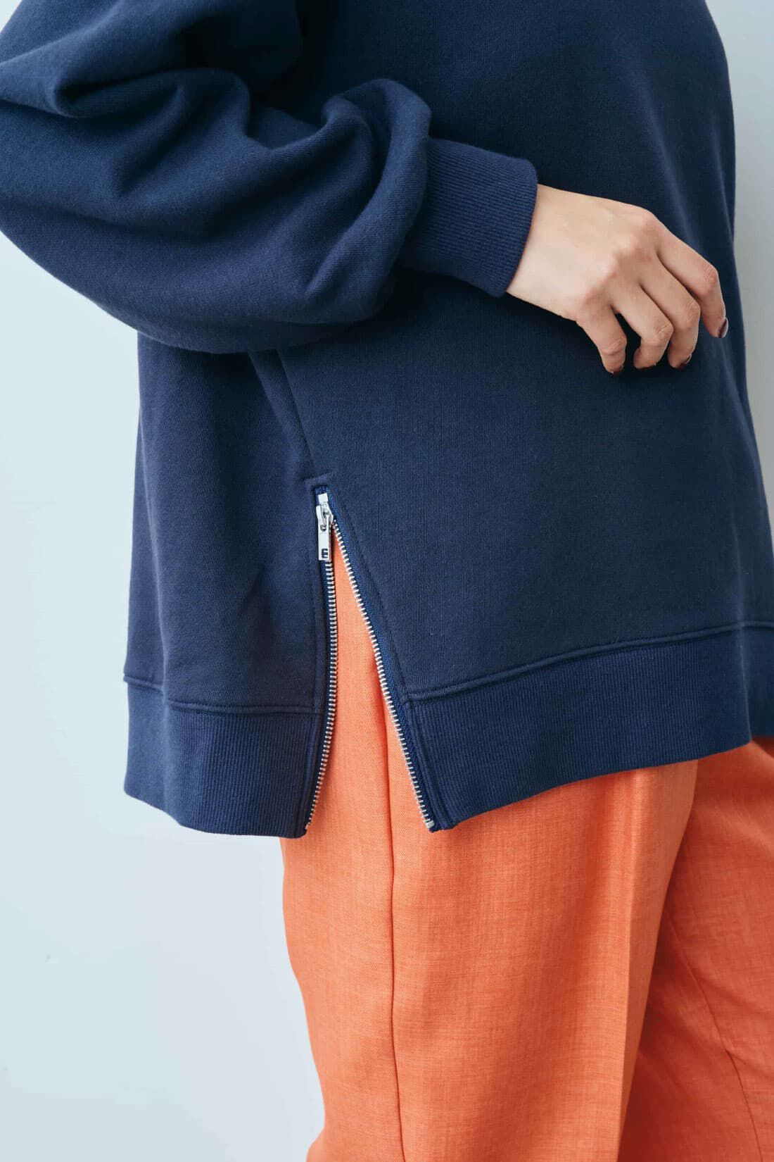 Live in comfort［リブインコンフォート］|リブ イン コンフォート　Ｌｉｖｅ　Ｌｏｖｅ　ＣｏｔｔｏｎⓇプロジェクト　大人っぽく着られる　すそファスナースウェットトップス 〈ネイビー〉|腰のジッパーを開けると抜け感がたっぷり。