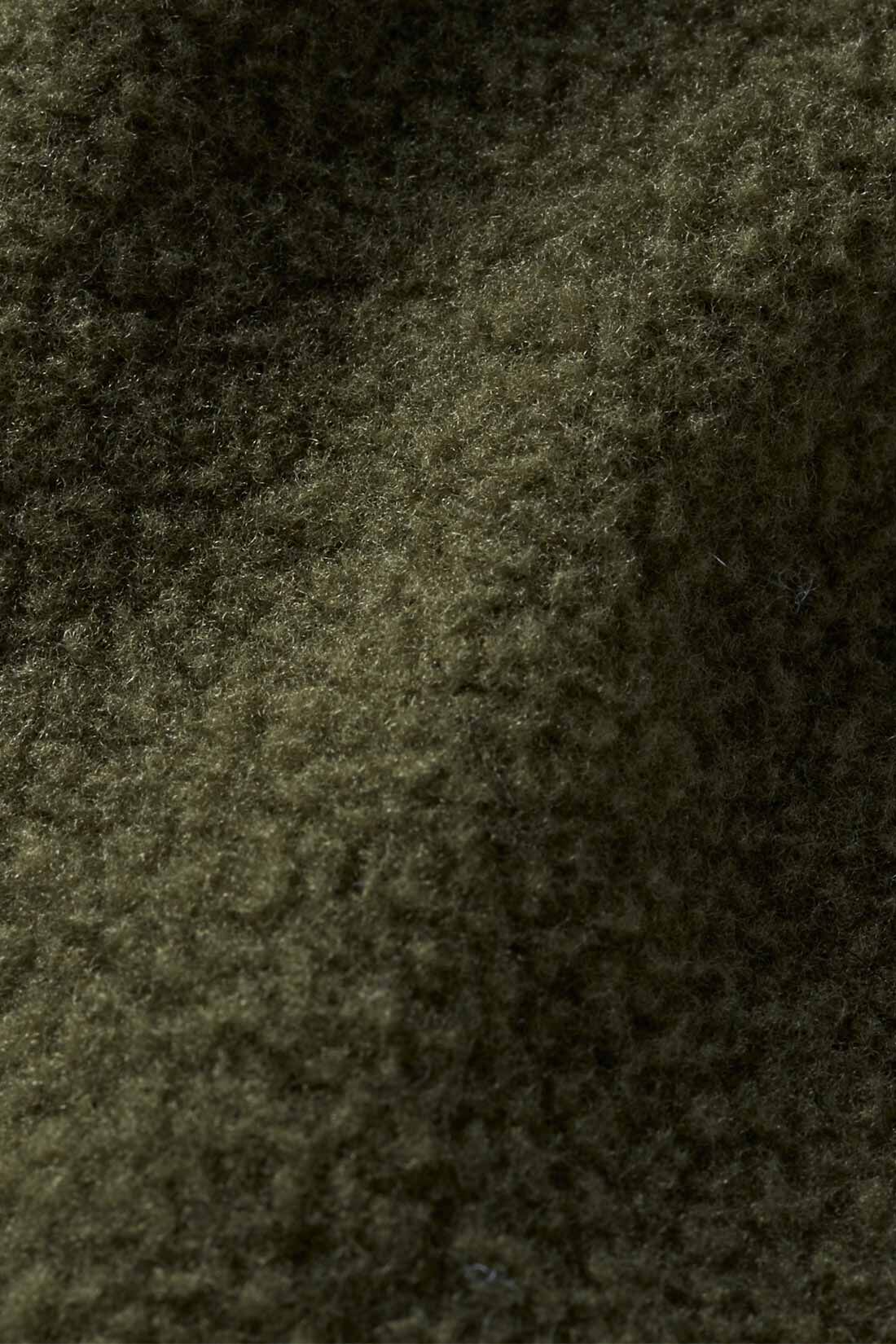 Live in  comfort|リブ イン コンフォート 大人モリスの世界 「ブラックソーン」柄の 軽やかに着られる撥水キルティングリバーシブルコート|表裏どちらで着ても、ポケットの中はフリースで暖か。