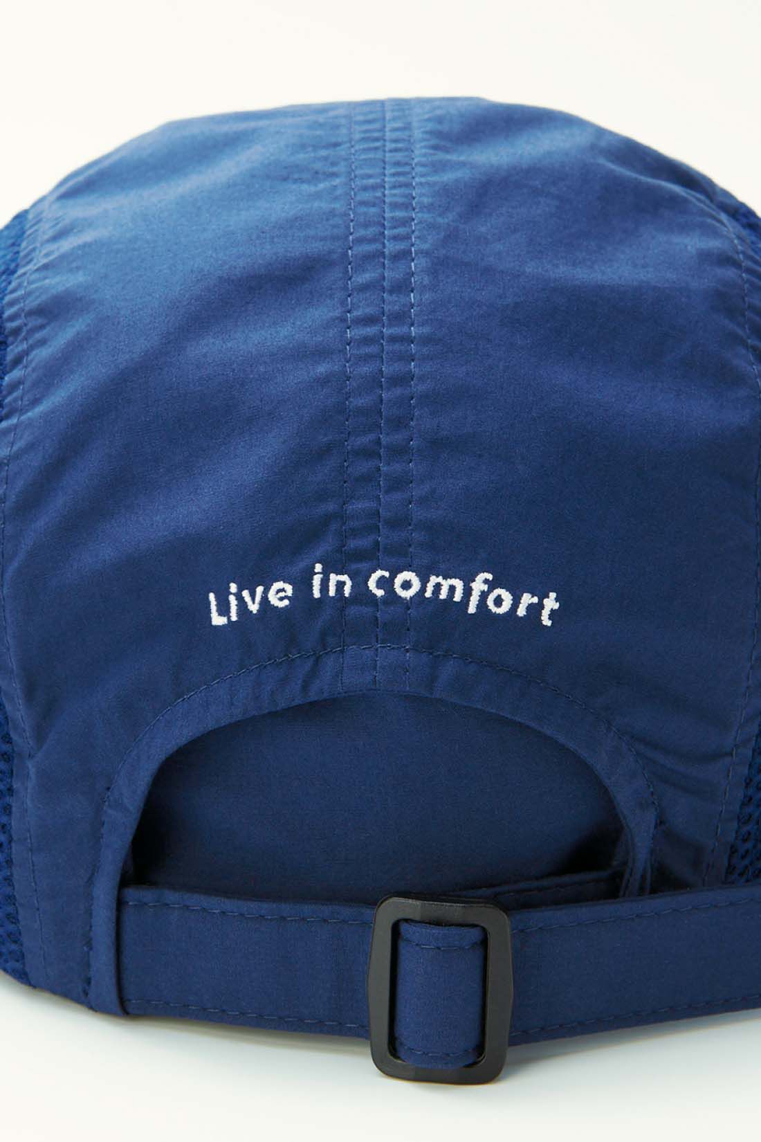 Live in  comfort|リブ イン コンフォート　丸洗いできる 涼やかUVカットメッシュキャップ〈ブラック〉|後ろのアジャスターでサイズ感を調節可能。 ※お届けするカラーとは異なります。