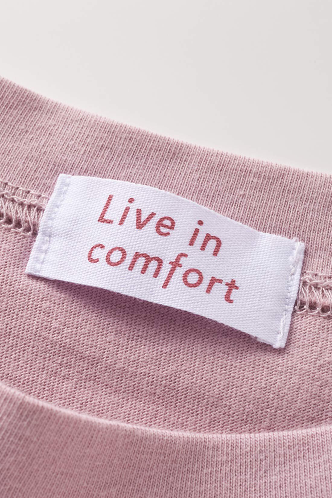 Live in comfort［リブインコンフォート］|リブ イン コンフォート　ピンクリボン　地中海の風を受けて育った　トルコオーガニックコットン　ピンクTシャツ〈Tres bonne journee!“すてきな一日を！”〉|ピンクリボン商品のブランドネームにはかわいいピンク色を使用。　※お届けするカラーとは異なります。
