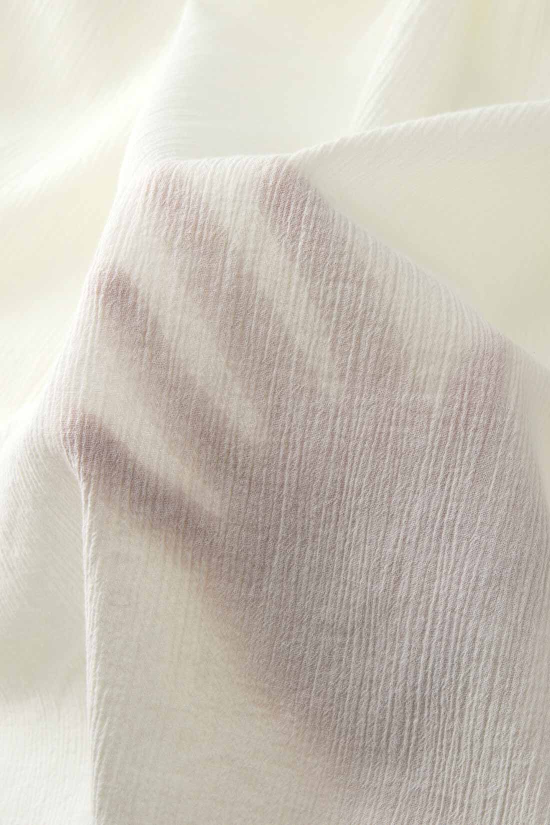 Live in  comfort|リブ イン コンフォート 後ろたっぷりギャザーがかわいい コットンシアーロングシャツ 〈オフホワイト〉|薄手で透け感のある綿100％の楊柳素材。