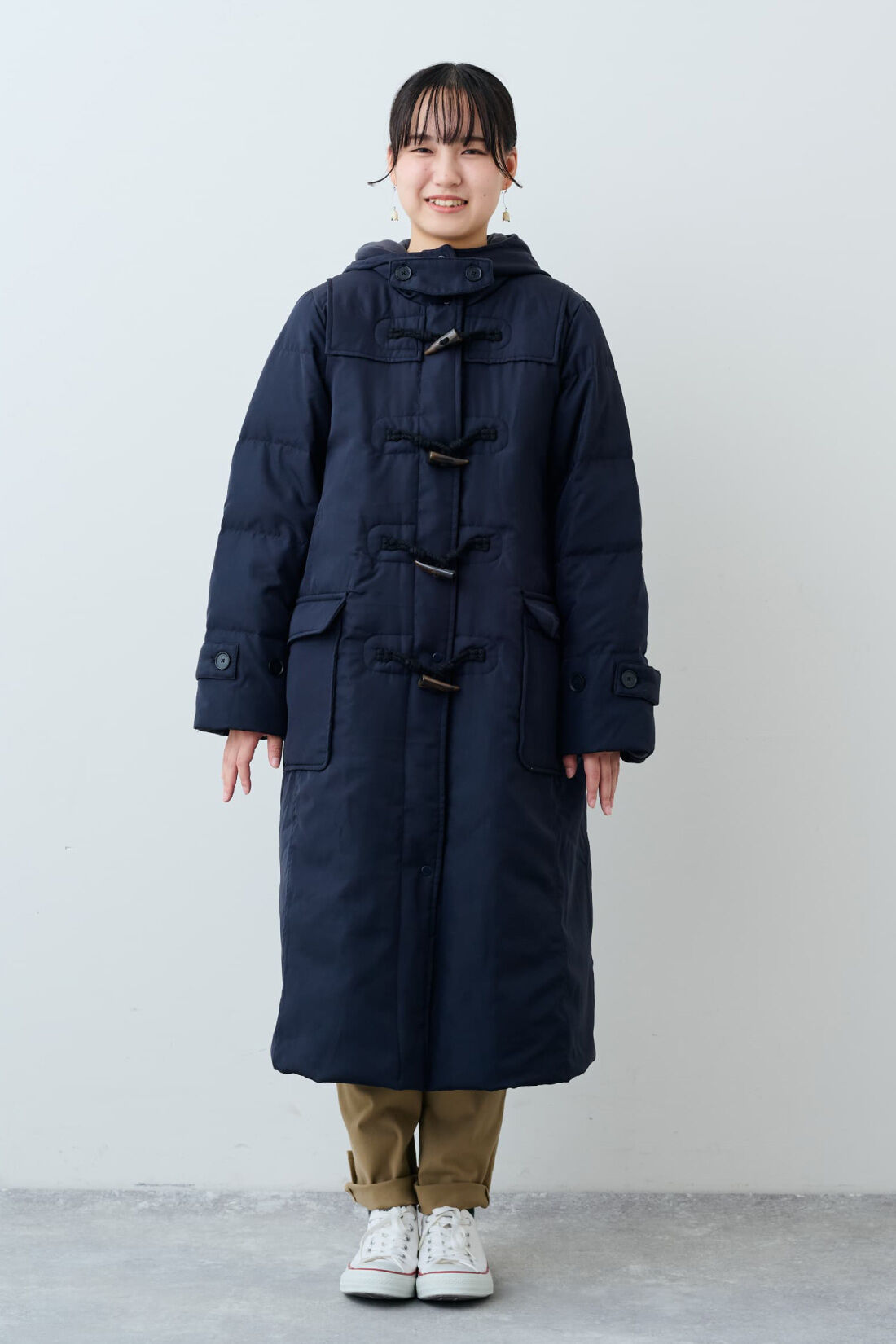 Live in  comfort|リブ イン コンフォート くぼっち★とコラボ 軽やかにこなれ見えする ロングダッフルダウンコート〈チャコールネイビー〉|身長：158cm　着用サイズ：M