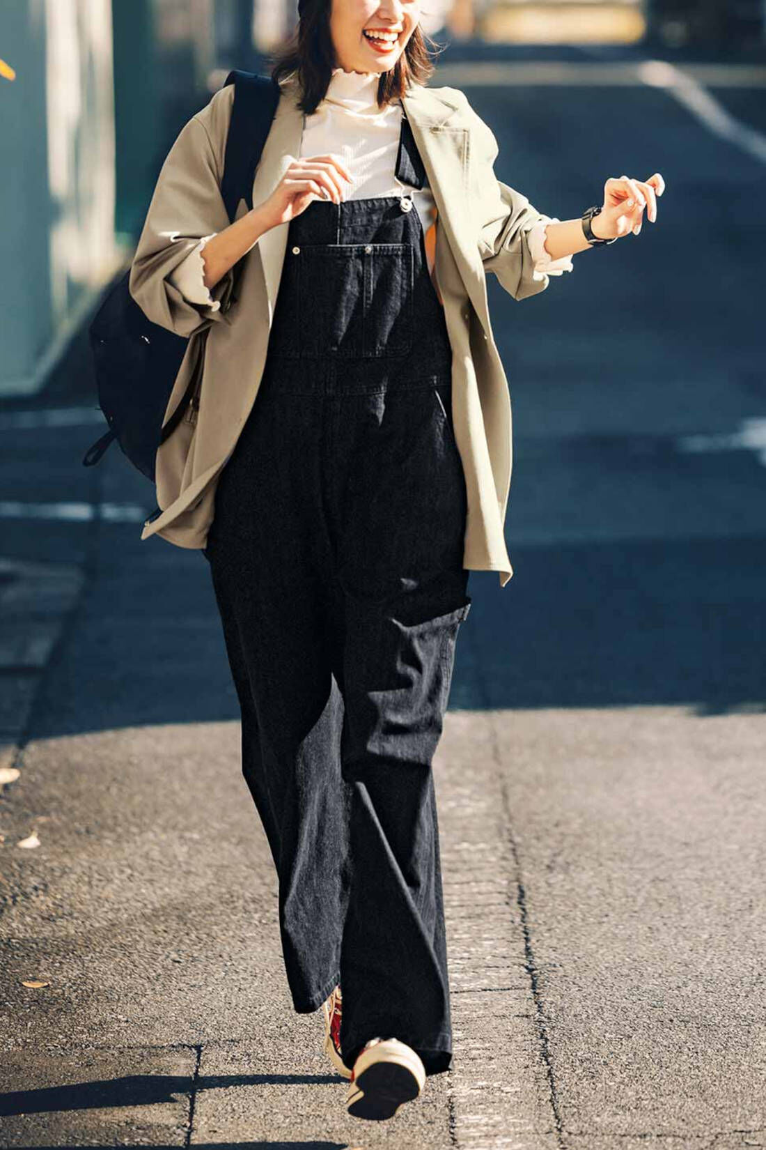 Live in  comfort|リブ イン コンフォート 人気スタイリスト 石上 美津江さんとつくった これが正解！ 大人のこなれサロペット〈ブラックデニム〉|「かっちりとしたジャケットに、スポーティーな小物を合わせたテイストMIXでは、どちらも上手に受け止め中和する名脇役に。存在感がありながら、対応力もバツグンなんです」