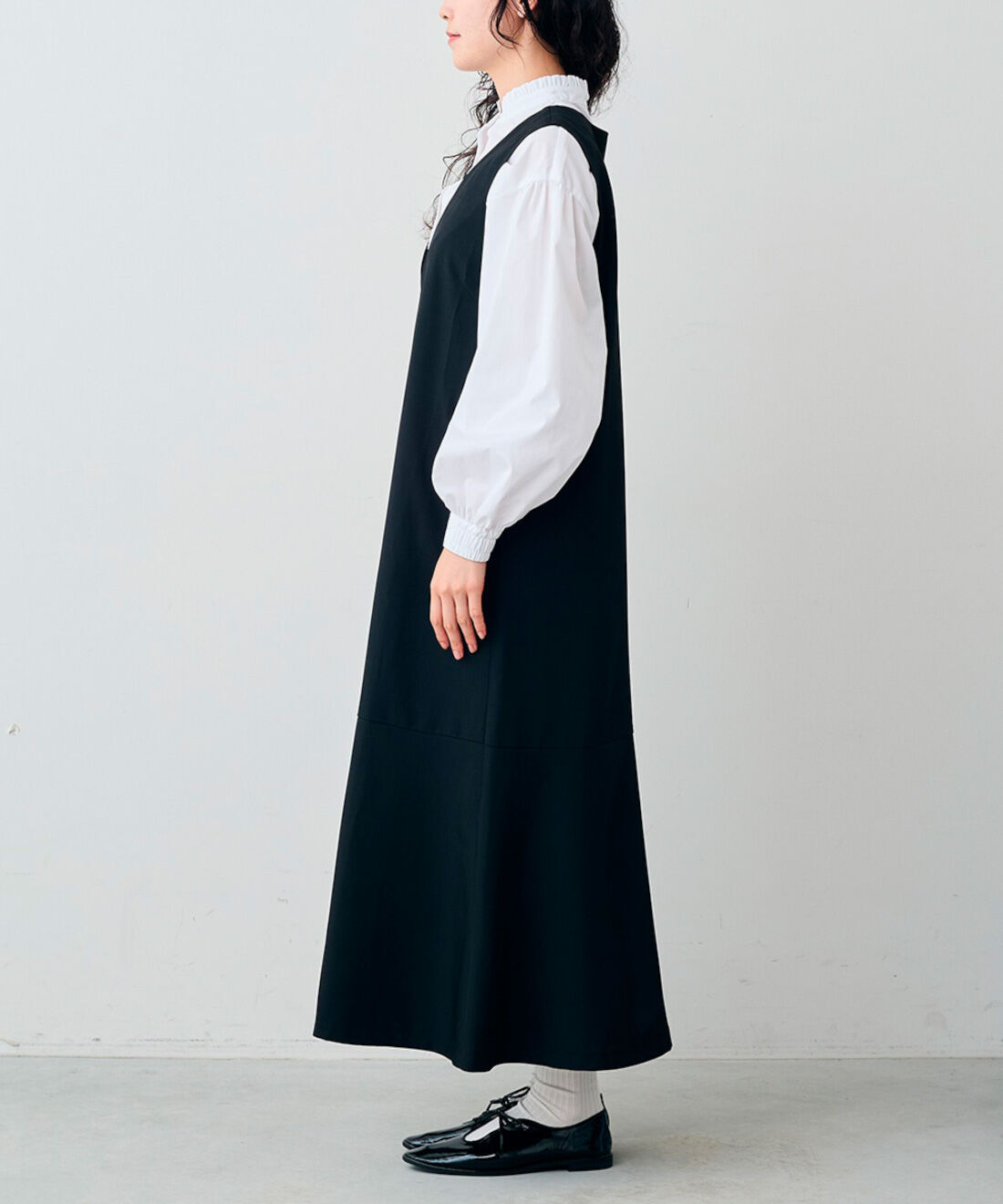 Live in  comfort| リブ　イン　コンフォート　着心地らくちんで華やかな　ジャンパースカート〈ブラック〉|モデル身長：163cm　着用サイズ：MT
