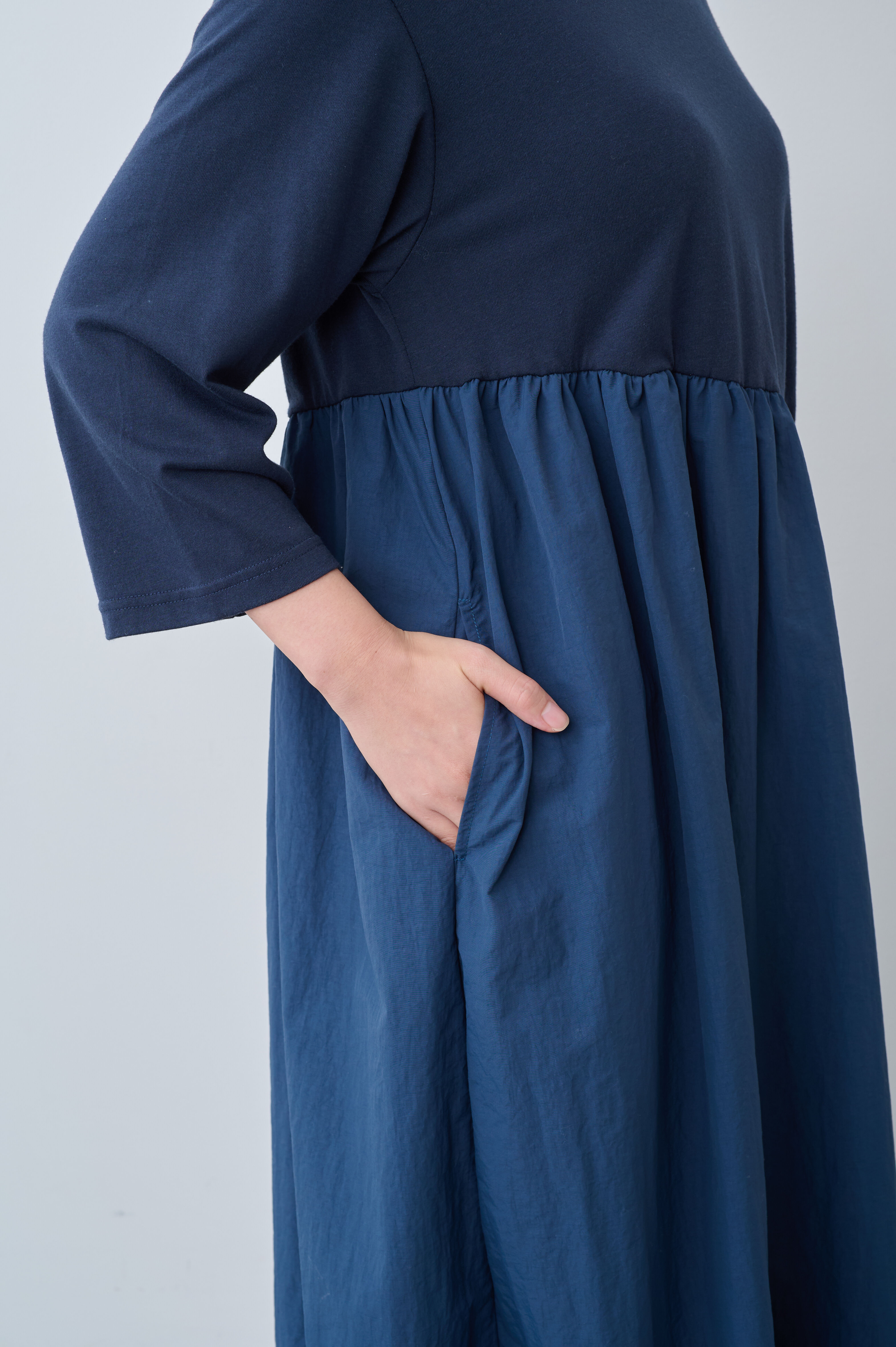 Live in comfort［リブインコンフォート］|リブ イン コンフォート 汗じみ軽減加工のカットソー×軽やかナイロン素材の切り替えワンピース