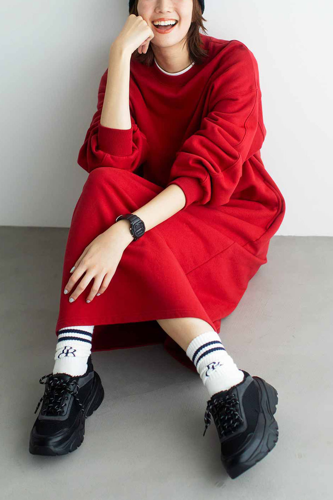 Live in  comfort|リブ イン コンフォート 栞里ちゃんとつくった シルエットにこだわった 着心地らくちん 裏毛デザインワンピース 〈ディープレッド〉|後ろは高め位置のヨーク切り替えでスラリと見えます。