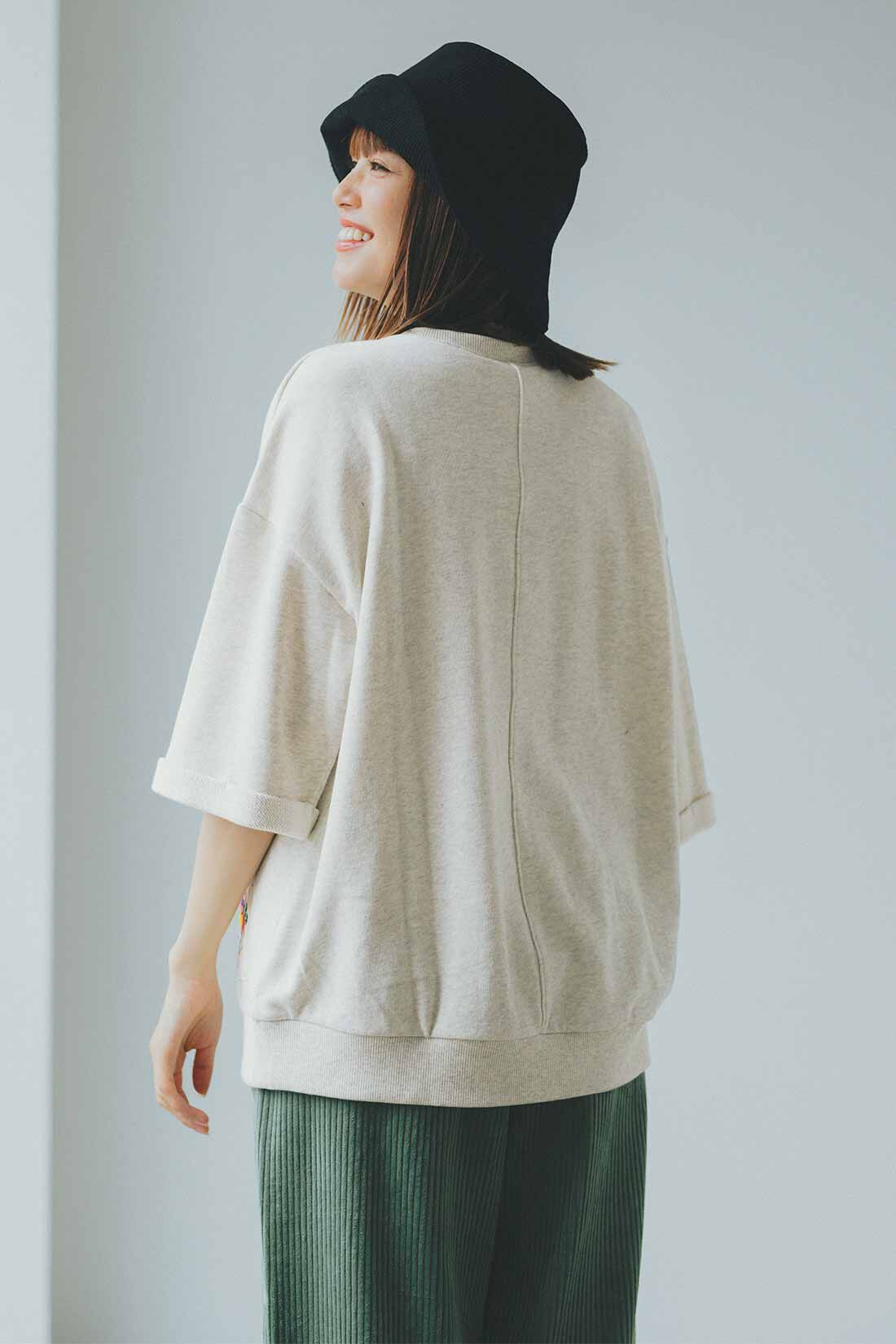 Live in comfort［リブインコンフォート］|リブ イン コンフォート Live love cotton（R）プロジェクト インドと日本をつなぐ 花冠をつけた象さん刺しゅうのハーフスリーブトレーナー