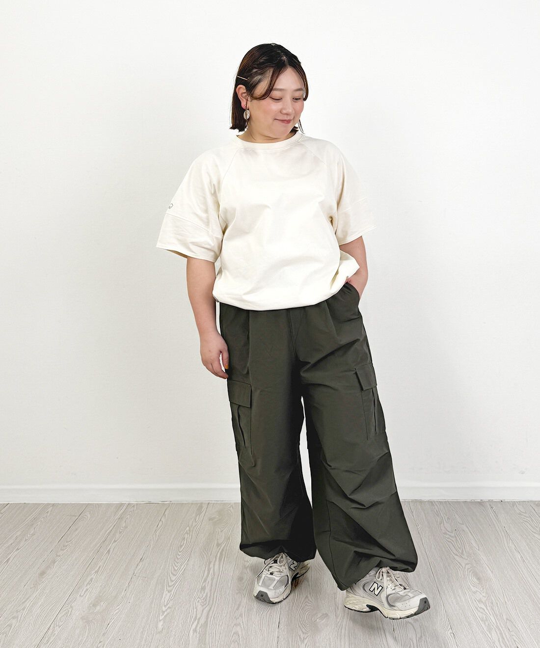 Live in comfort［リブインコンフォート］|栞里ちゃん 撥水 ＵＶカット アクティブ コクーン ジャケット カーキと５００色の色えんぴつ 刺しゅう リブ ソックス 靴下のコーディネート