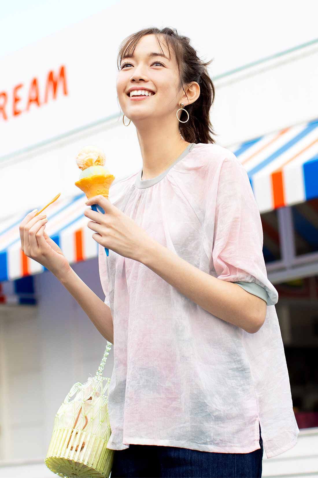 Live in  comfort|リブ イン コンフォート ふわりと風をまとうような マーブルコットンTブラウス〈ニュアンスピンク〉