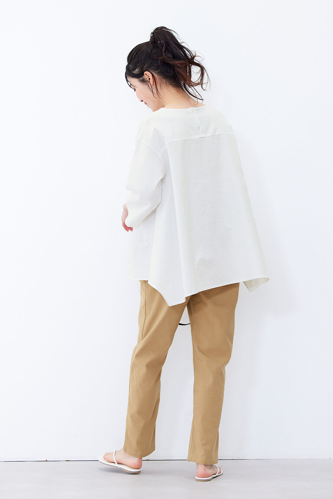 Live in comfort［リブインコンフォート］|リブ イン コンフォート はまじとコラボ 揺れるヘムラインを楽しむ麻混トップス