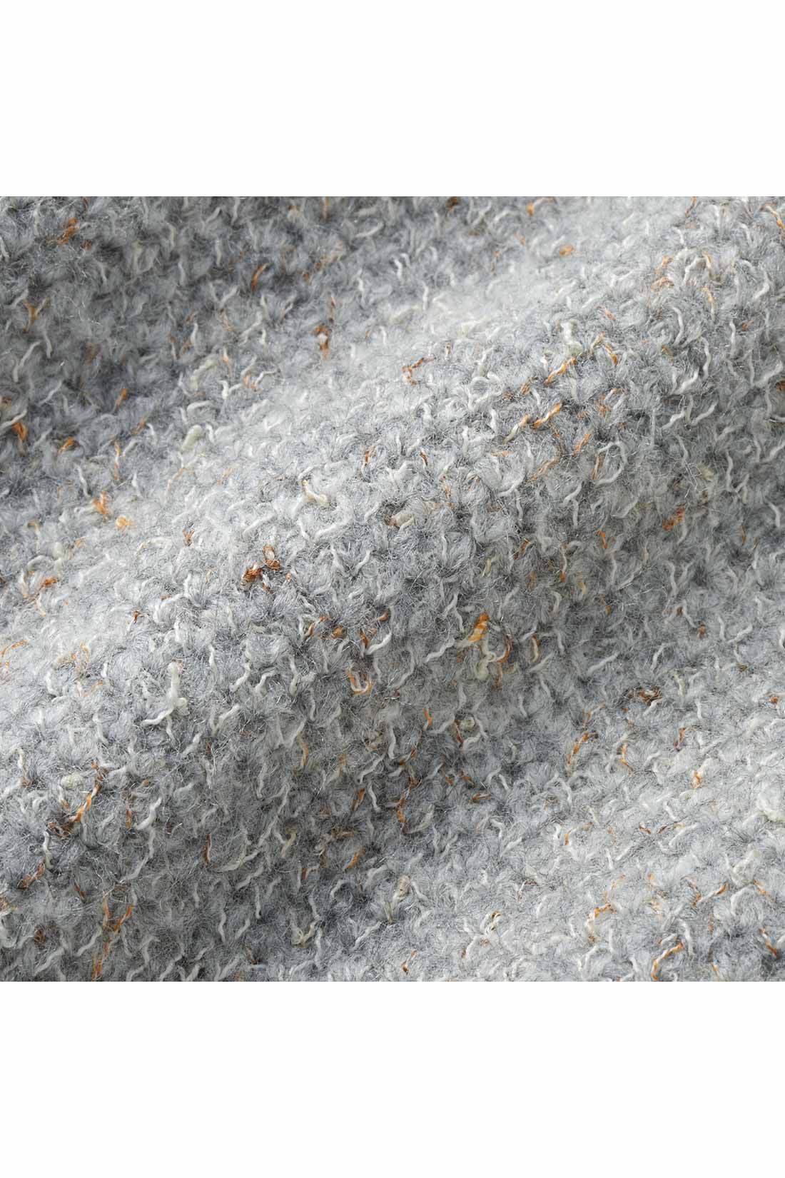 Live in  comfort|リブ イン コンフォート　堀川 波さんに聞く 重ねるだけでオシャレ見えする！ 後ろ姿が素敵なミックス調ニットベスト〈杢（もく）グレー〉|白やキャメルの糸が混ざったミックスカラーのかのこ編み。