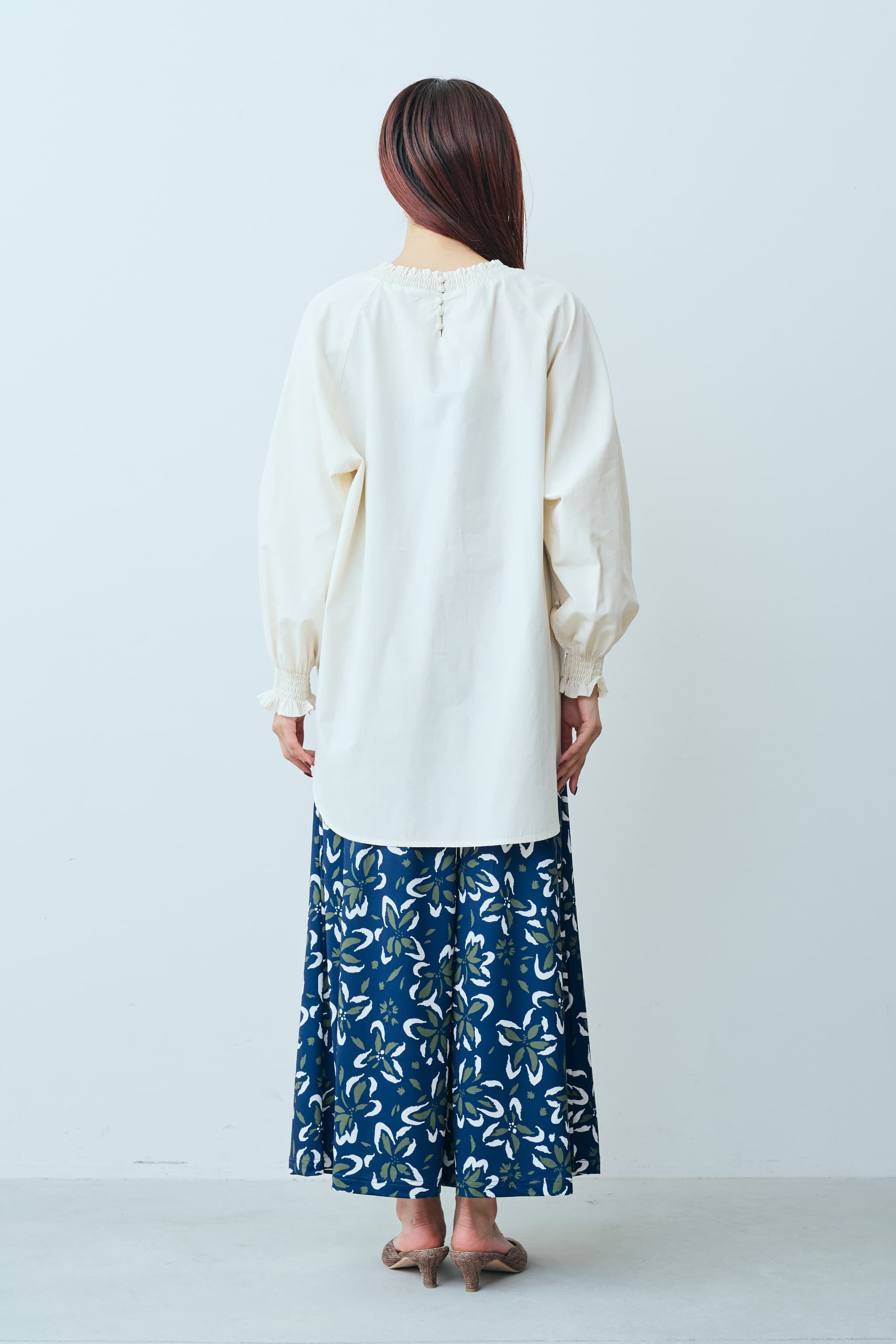Live in  comfort|リブ イン コンフォート　すぽんと着られる　ネックギャザーブラウス〈キナリ〉