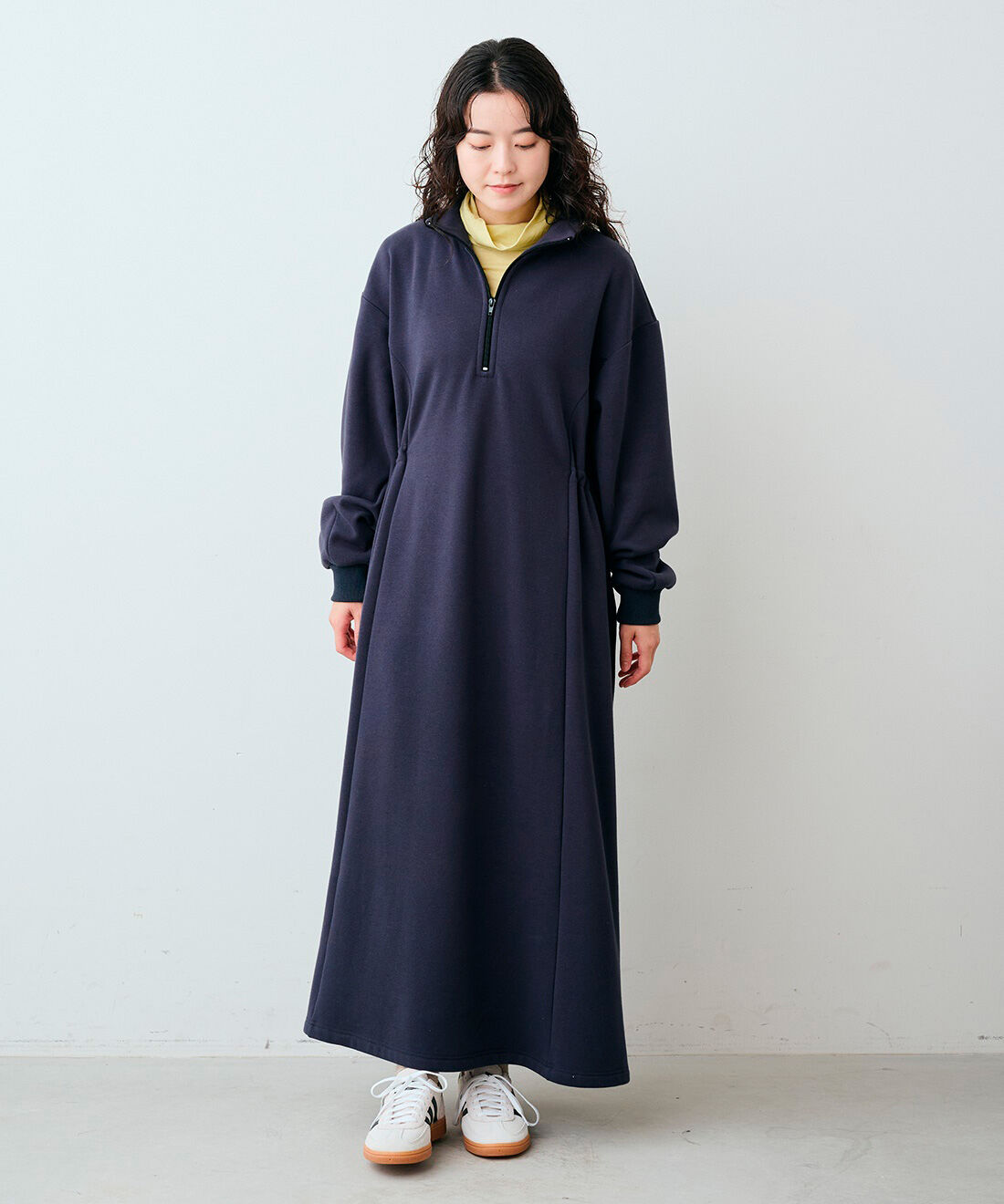 Live in  comfort|リブ イン コンフォート シンプルライフ研究家 マキさんとつくった おうちでもお外でも着られる ぬく伸び裏シャギーワンピース〈チャコールグレー〉|モデル身長：163cm　着用サイズ：MT