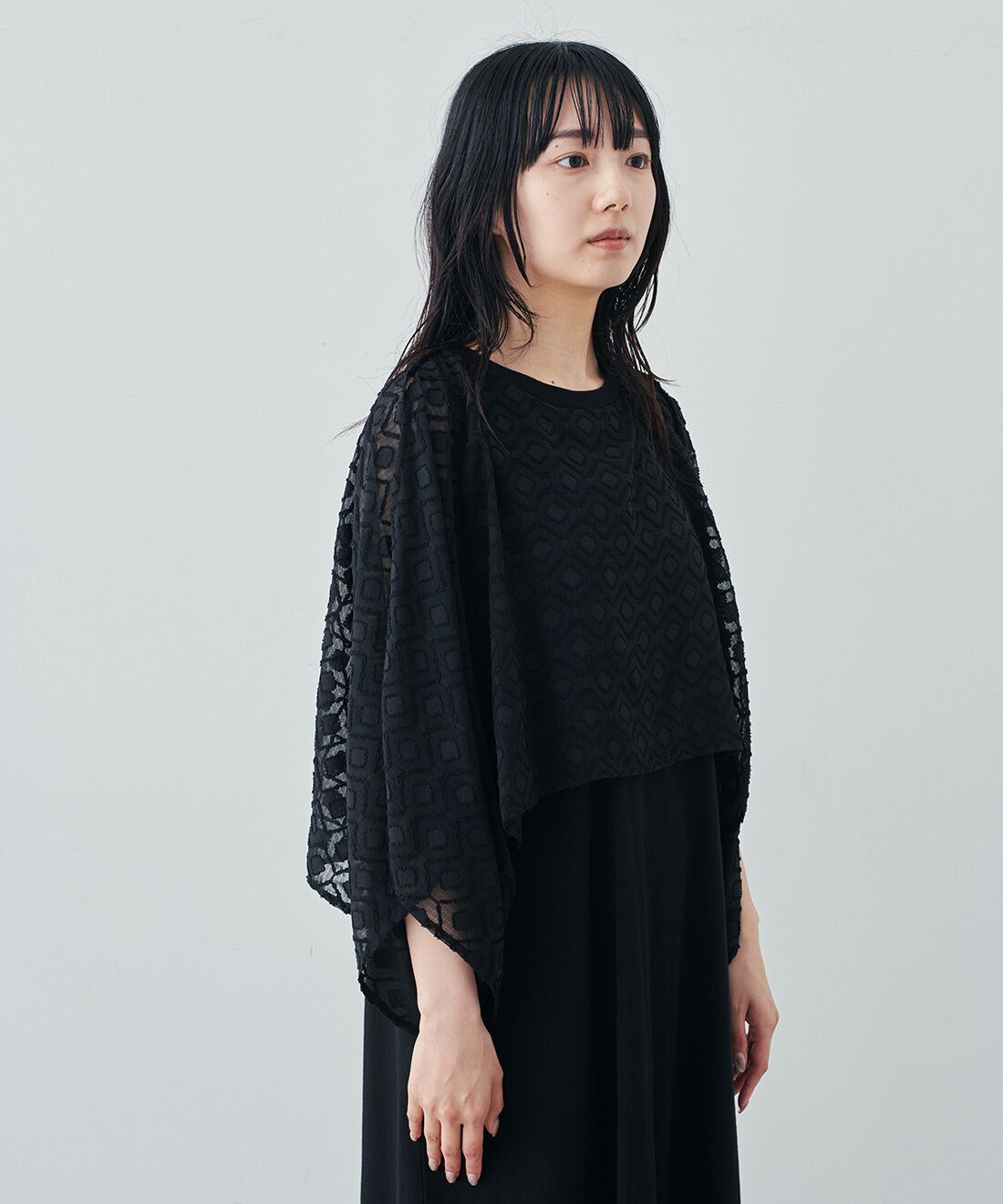 Live in comfort［リブインコンフォート］|リブ イン コンフォート シンプルライフ研究家 マキさんとつくった 気兼ねなくノースリーブを楽しめる ケープドッキングワンピース〈ブラック〉|ケープ使い