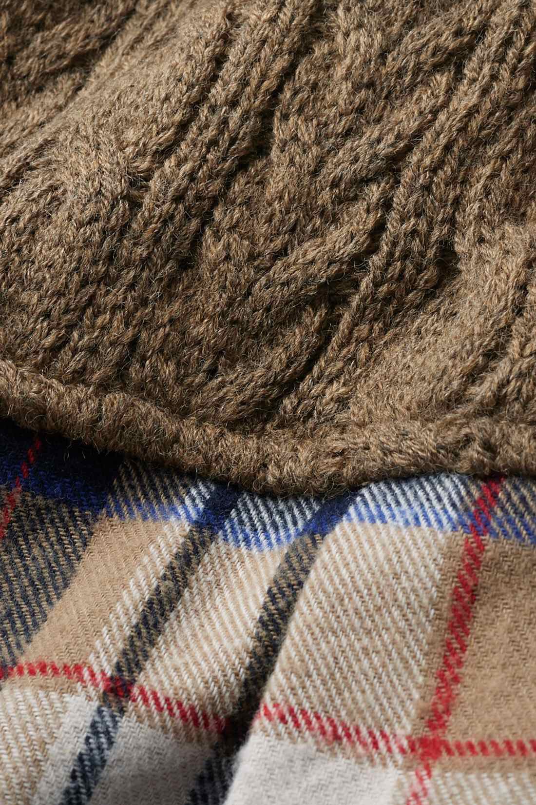 Live in  comfort|リブ イン コンフォート　ニット切り替えがやさしい雰囲気のチェックシャツチュニック〈ネイビー〉|2種類のケーブル編みとチェック生地で、表情豊かに。　※お届けするカラーとは異なります。