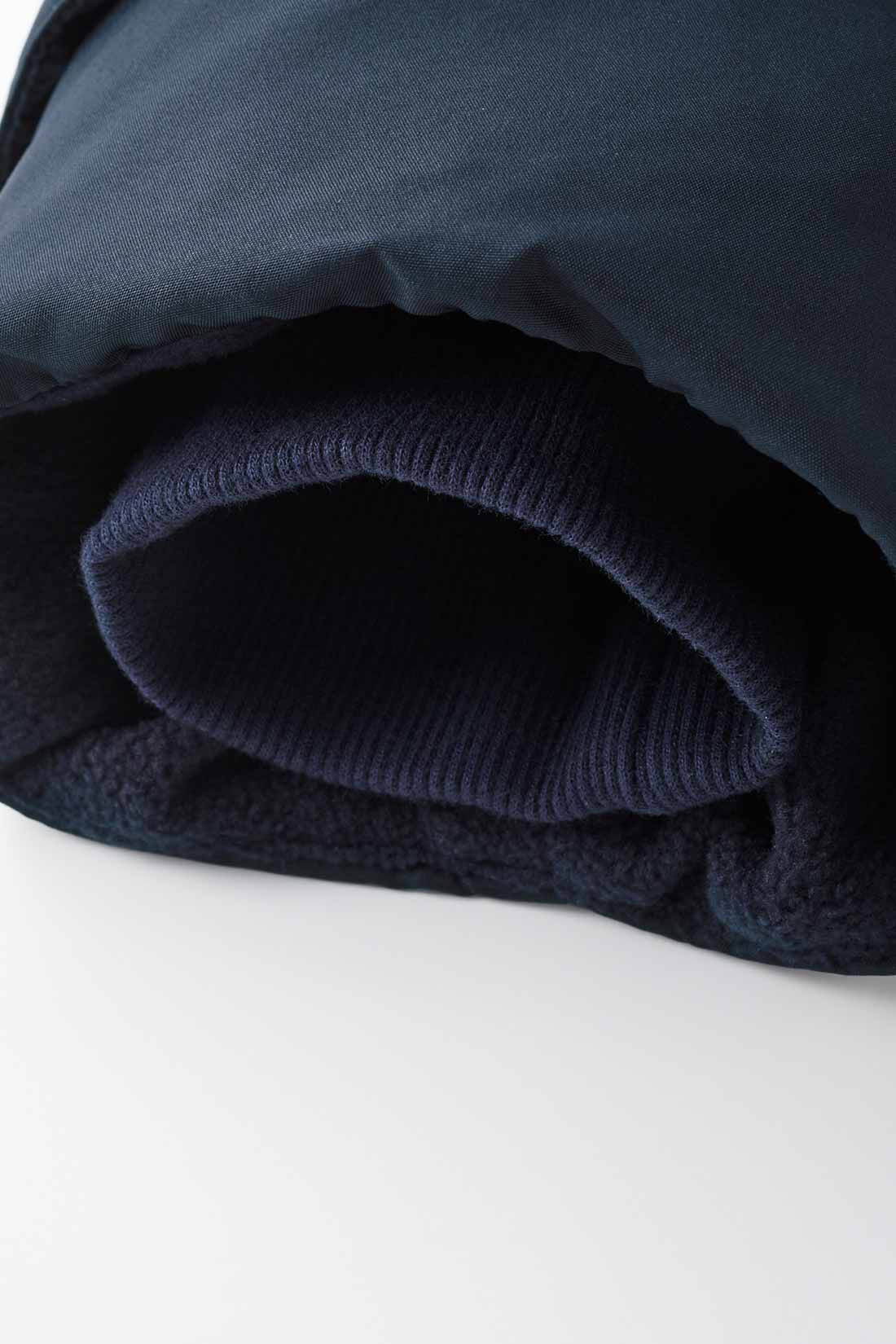 Live in  comfort|リブ イン コンフォート くぼっち★とコラボ 軽やかにこなれ見えする ロングダッフルダウンコート〈チャコールネイビー〉|袖口の内側にリブをしのばせて冷たい風をブロックしつつ見た目はすっきり。