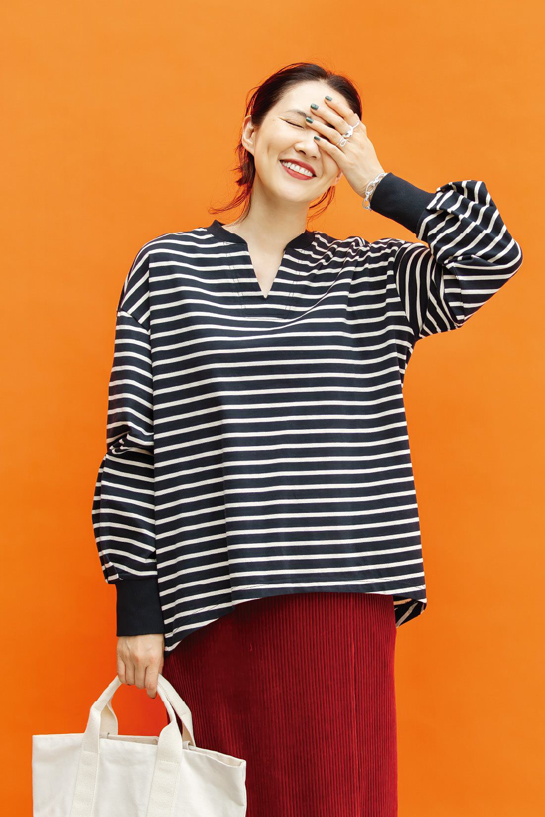 Live in comfort［リブインコンフォート］|Live love cotton（R）プロジェクト　リブ イン コンフォート　インドの刺しゅうガールズとつくった　つながるフラワー　オーガニックコットンボーダートップス〈ブラック×オフホワイト〉