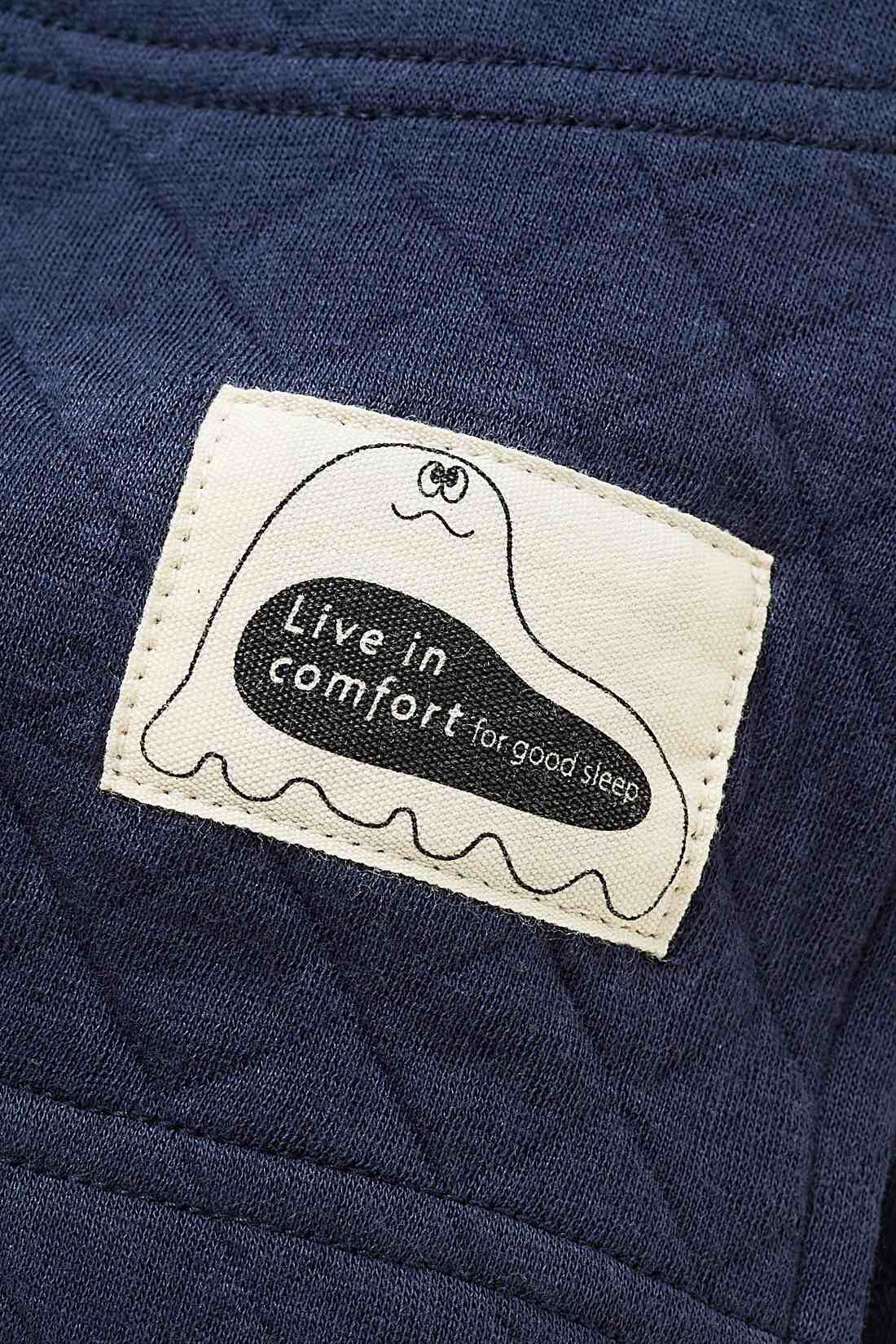 Live in  comfort|リブ イン コンフォート　コットンのふんわりやさしい肌心地のキルティングパジャマ〈ネイビー×ギンガム〉|ネームタグはオリジナルキャラのおばけさん。楽しい夢をみせてくれそう。