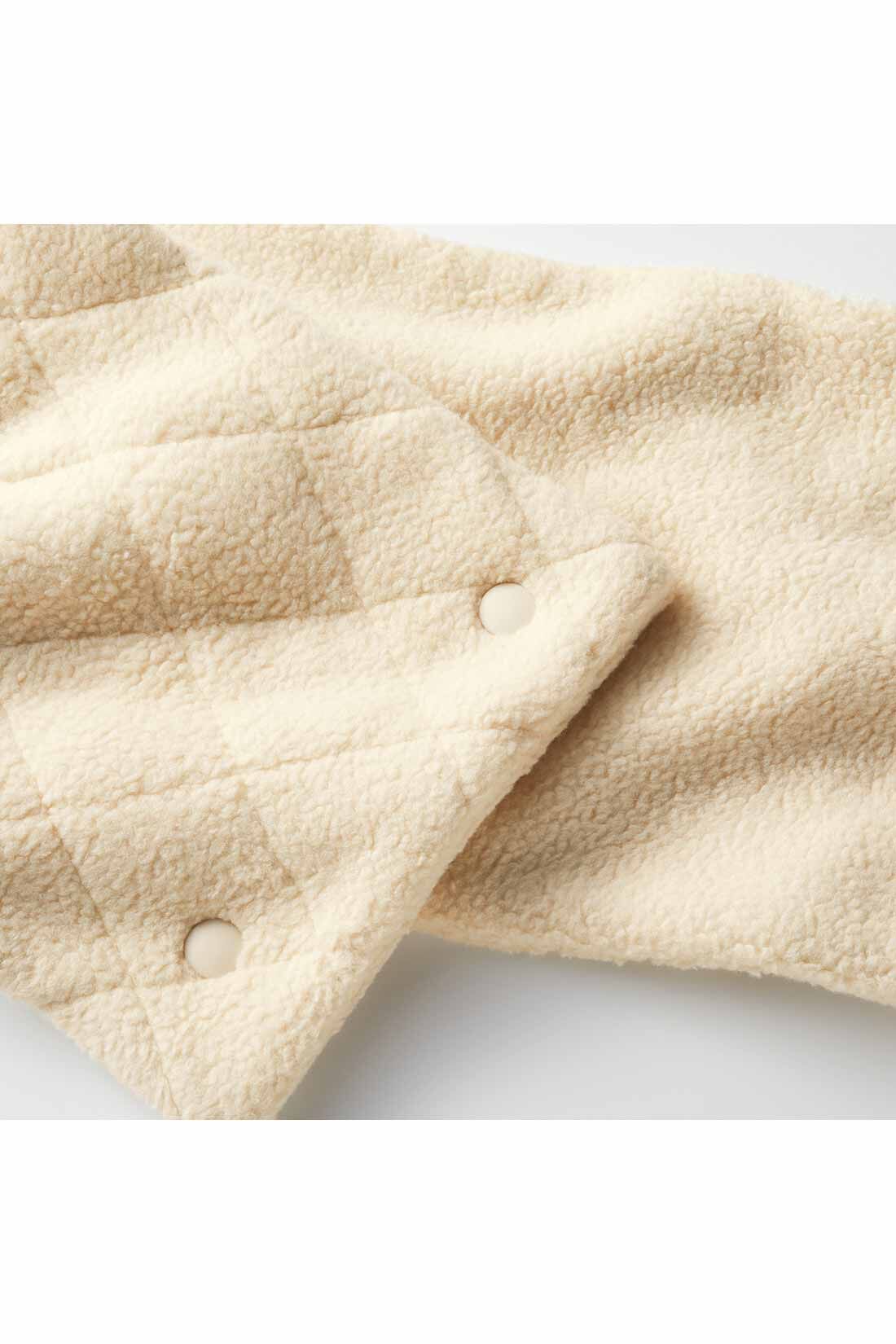Live in  comfort|リブ イン コンフォート 軽やかフリースのマフラー付きブルゾン〈アイボリー〉|もふっとやわらかな中わたキルティングのフリース素材。スナップボタンで着脱しやすい。