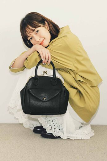Live in comfort［リブインコンフォート］ | 文筆家 甲斐みのり 品のある がま口 ショルダーバッグ ブラック 黒