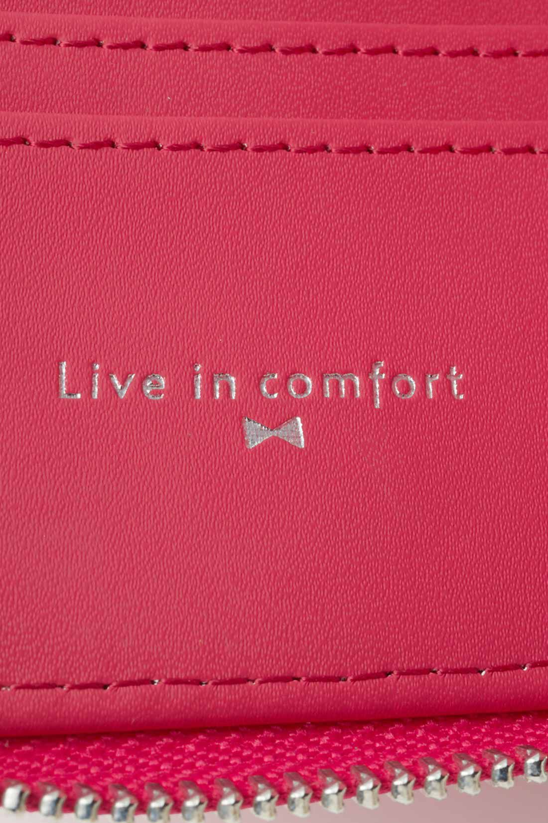 Live in comfort［リブインコンフォート］|リブ イン コンフォート はまじとコラボ ピンクリボン 手のひらサイズでたっぷり入る！ 大人ピンクの二つ折り財布|リブインロゴ＆リボンの型押しもかわいいアクセント。