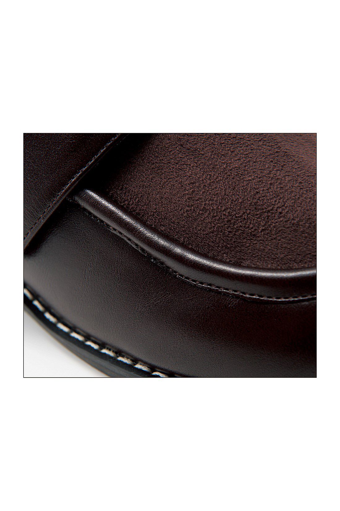 Live in  comfort|リブ イン コンフォート　面ファスナー仕様で　甲高幅広さんもうれしい！　足まわりゆったりオブリークローファー〈ブラック〉|艶のある合皮と同色のエコスエードの異素材遣いで上品な印象。