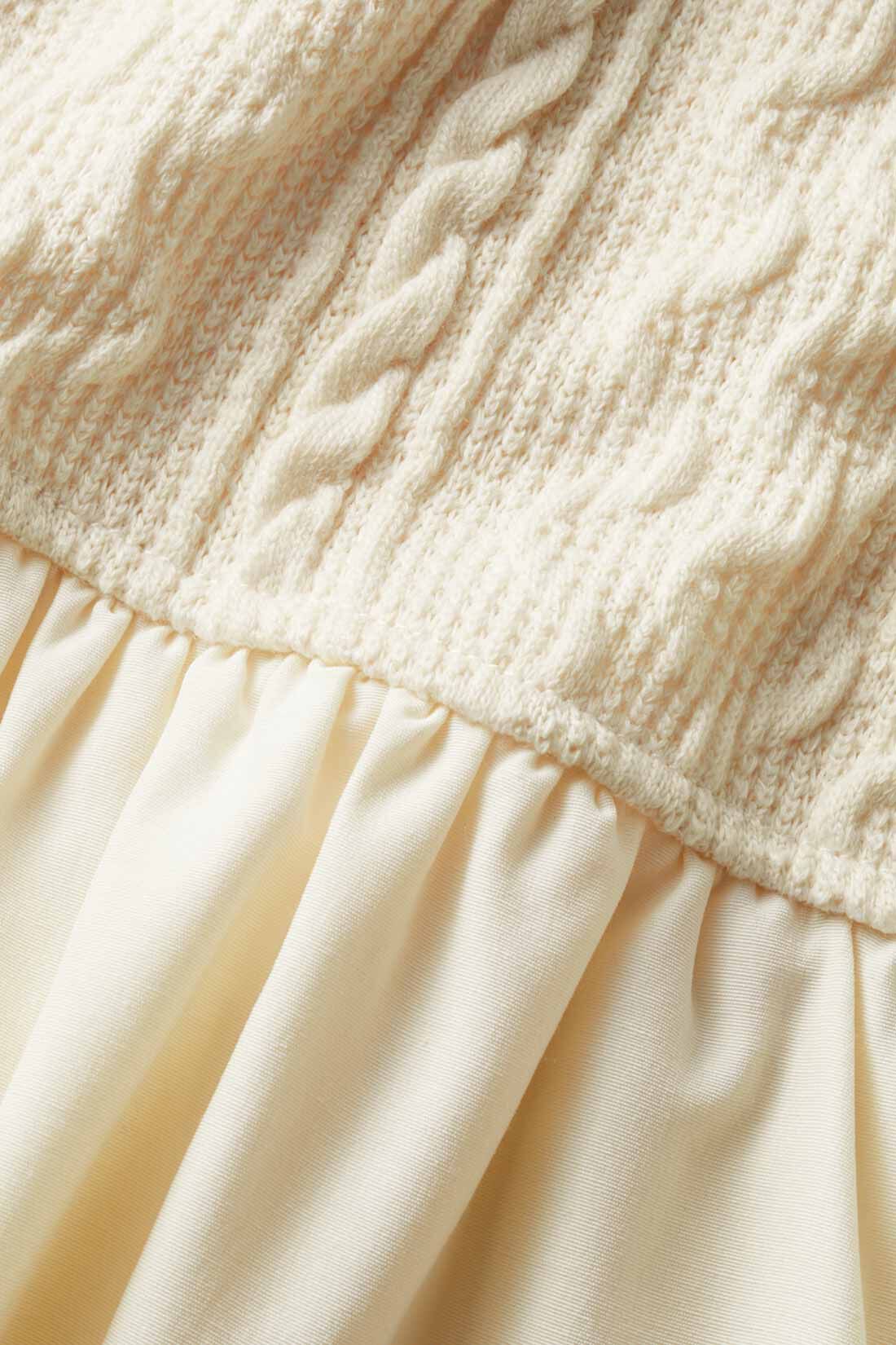 Live in comfort［リブインコンフォート］|リブ イン コンフォート　ジャカードカットソー×マットな落ち感素材の上品華やぎプルオーバーブラウス〈ミントグリーン〉|ニット見えするジャカードカットソーとなめらかな布はく生地の組み合わせ。　※お届けするカラーとは異なります。