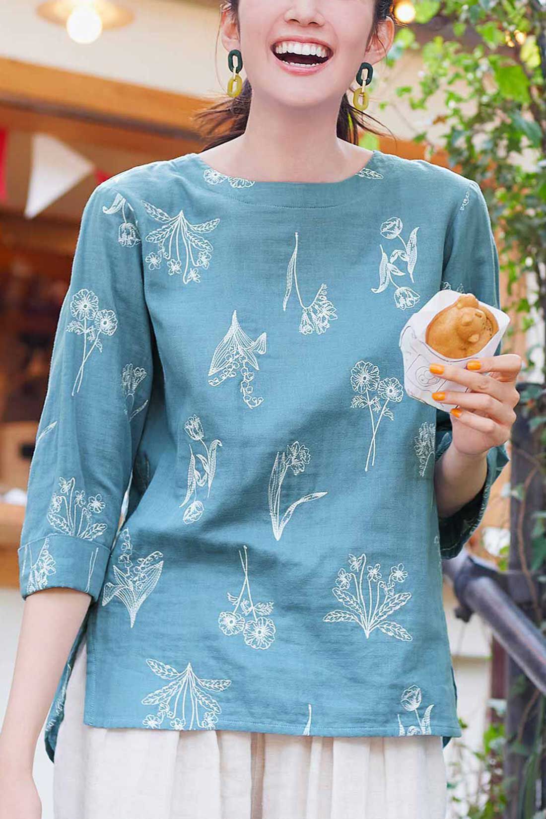 リブ イン コンフォート　ふんわりダブルガーゼが心地いい とっておきのボタニカル刺しゅうトップス〈チャコール〉