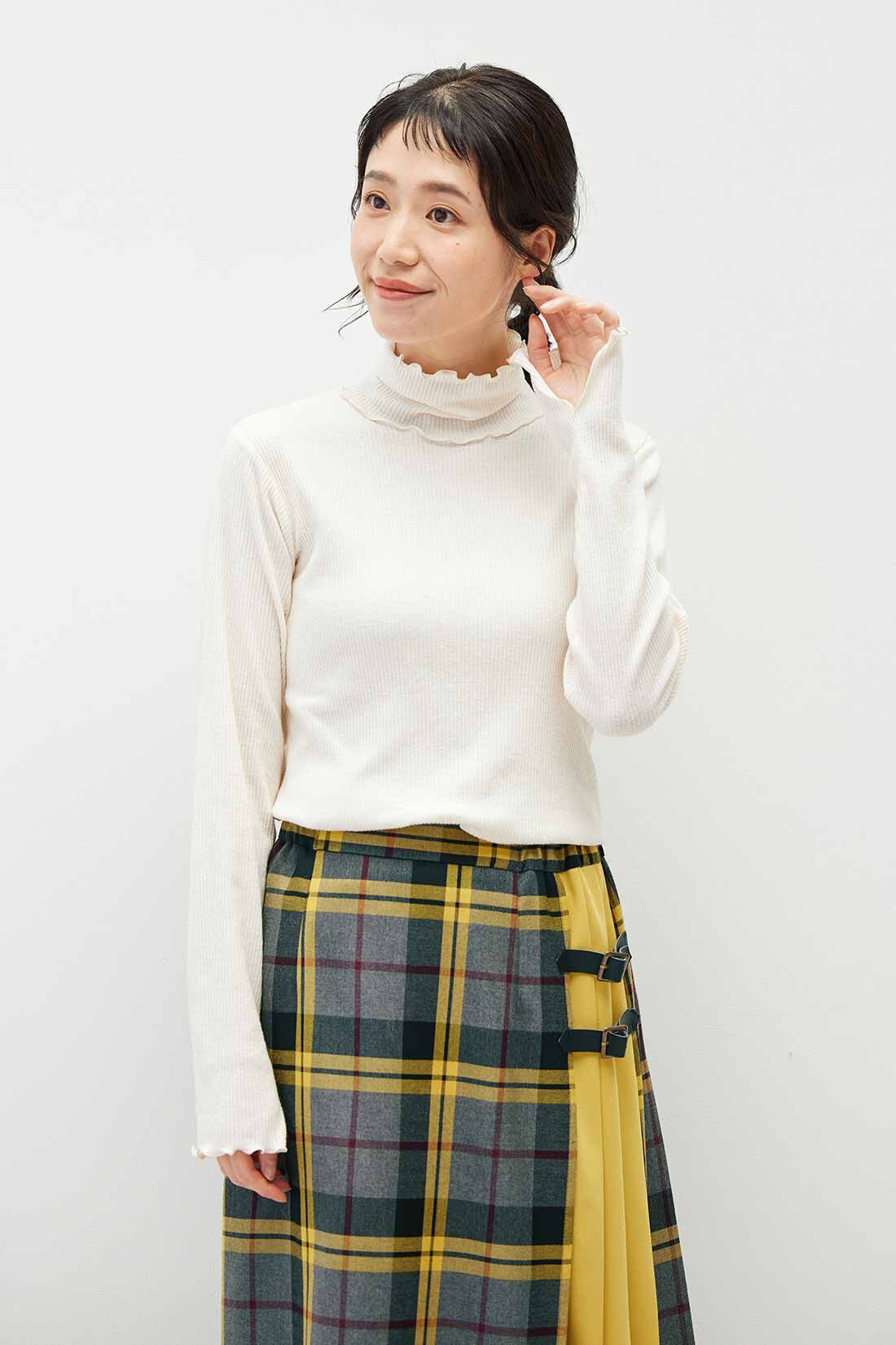 Live in  comfort|リブ イン コンフォート　メロウ遣いで華やぎプラス　綿混素材のタートルネックリブカットソートップスの会