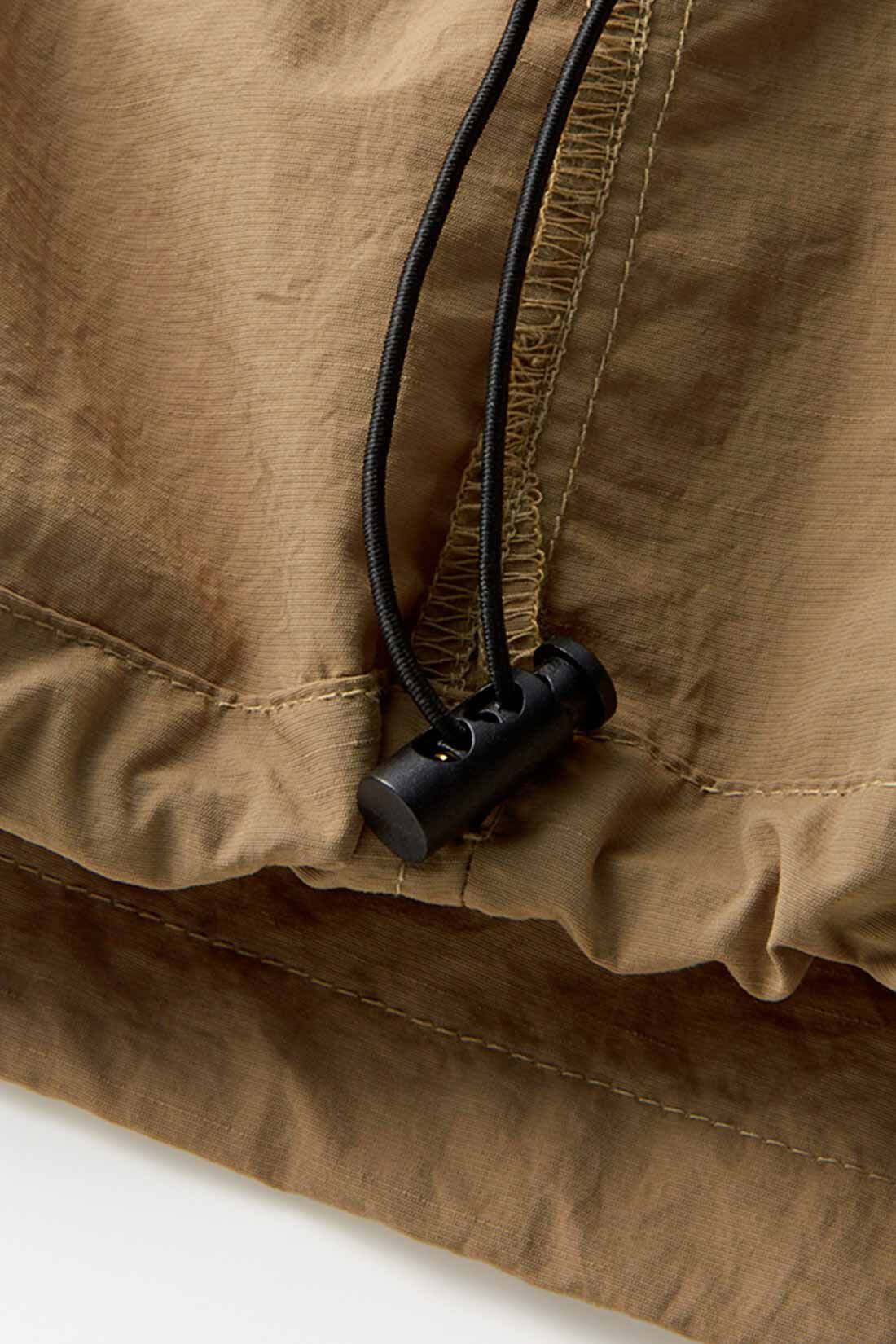 Live in comfort［リブインコンフォート］|リブ イン コンフォート 撥水（はっすい）機能がうれしい ワークテイストのパラシュートスカート|すそのドロストをしぼってシルエットチェンジも楽しめます。