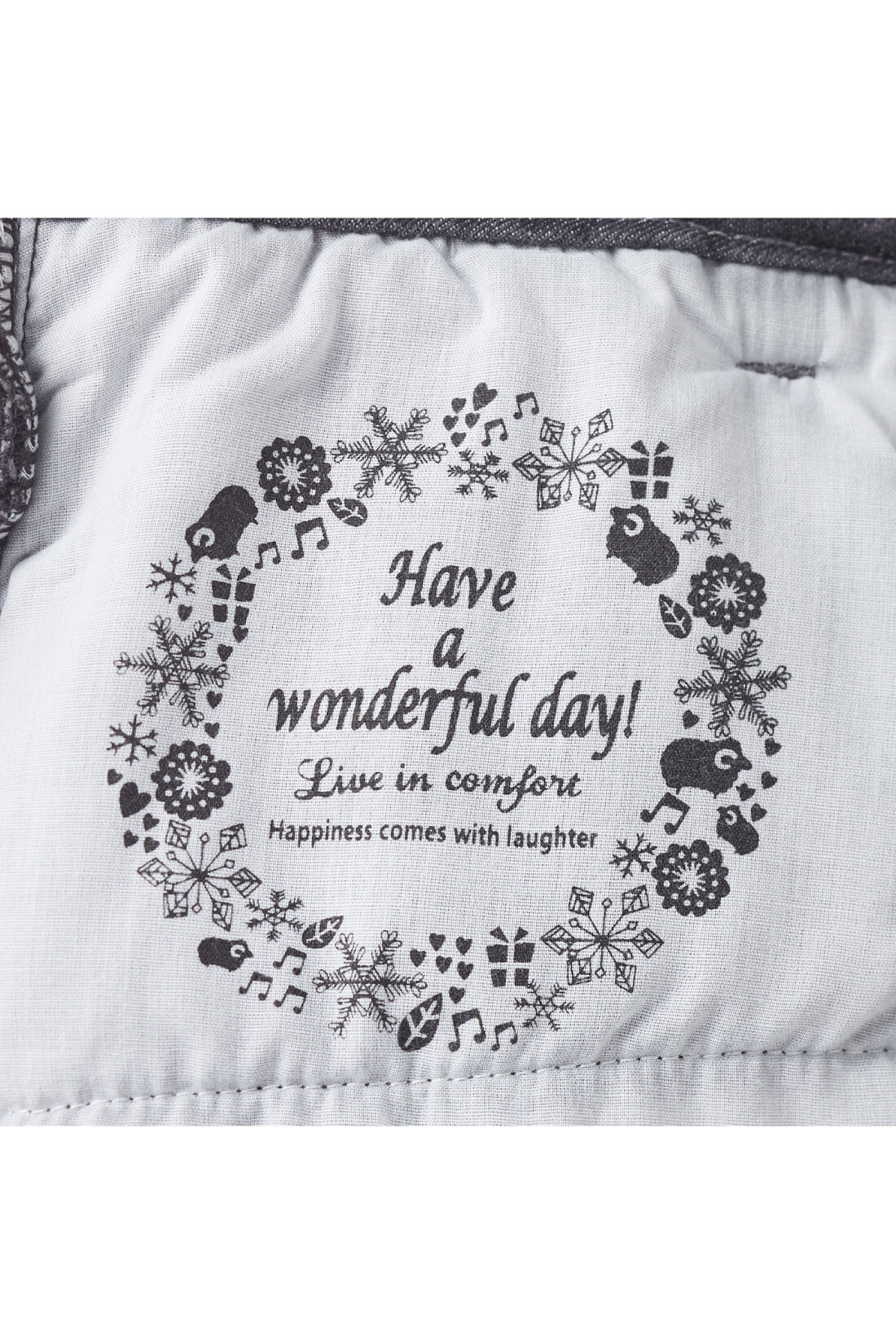 Live in comfort［リブインコンフォート］|リブ イン コンフォート　ぬくぬくでしあわせ あったかすっきり裏ボアパンツ|左ポケット裏生地に、リース柄のプリントをあしらって、はくときの楽しみもこっそりプラス。
