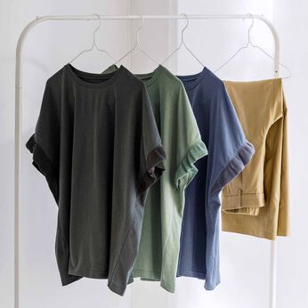 Live in  comfort | 汗じみ軽減加工の　華やぎフリルＴシャツ　リブイン