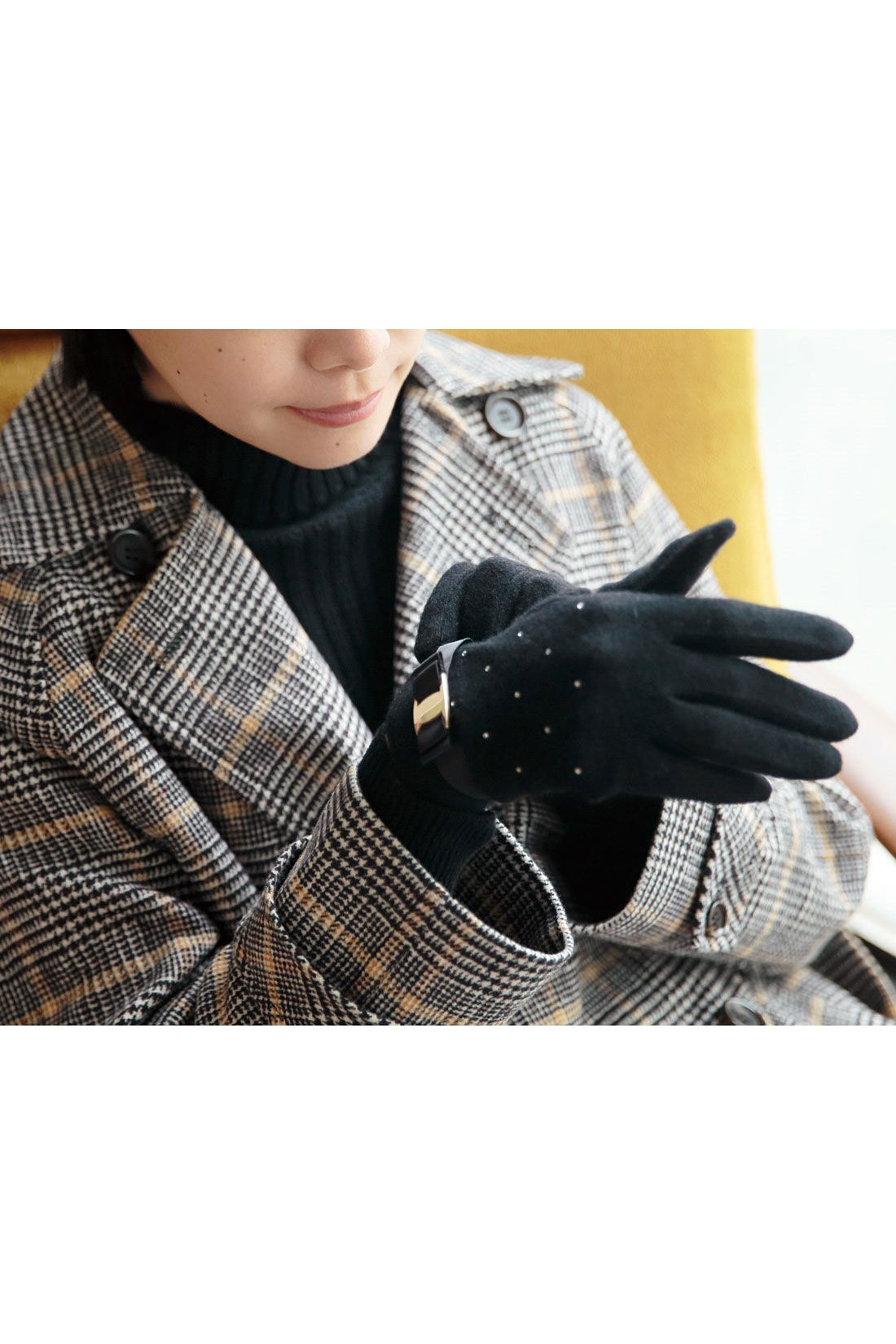 Live in  comfort|リブ イン コンフォート　ラインストーンがキラキラ輝くニットソー手袋〈グレー〉|※着用イメージです。お届けするカラーとは異なります。