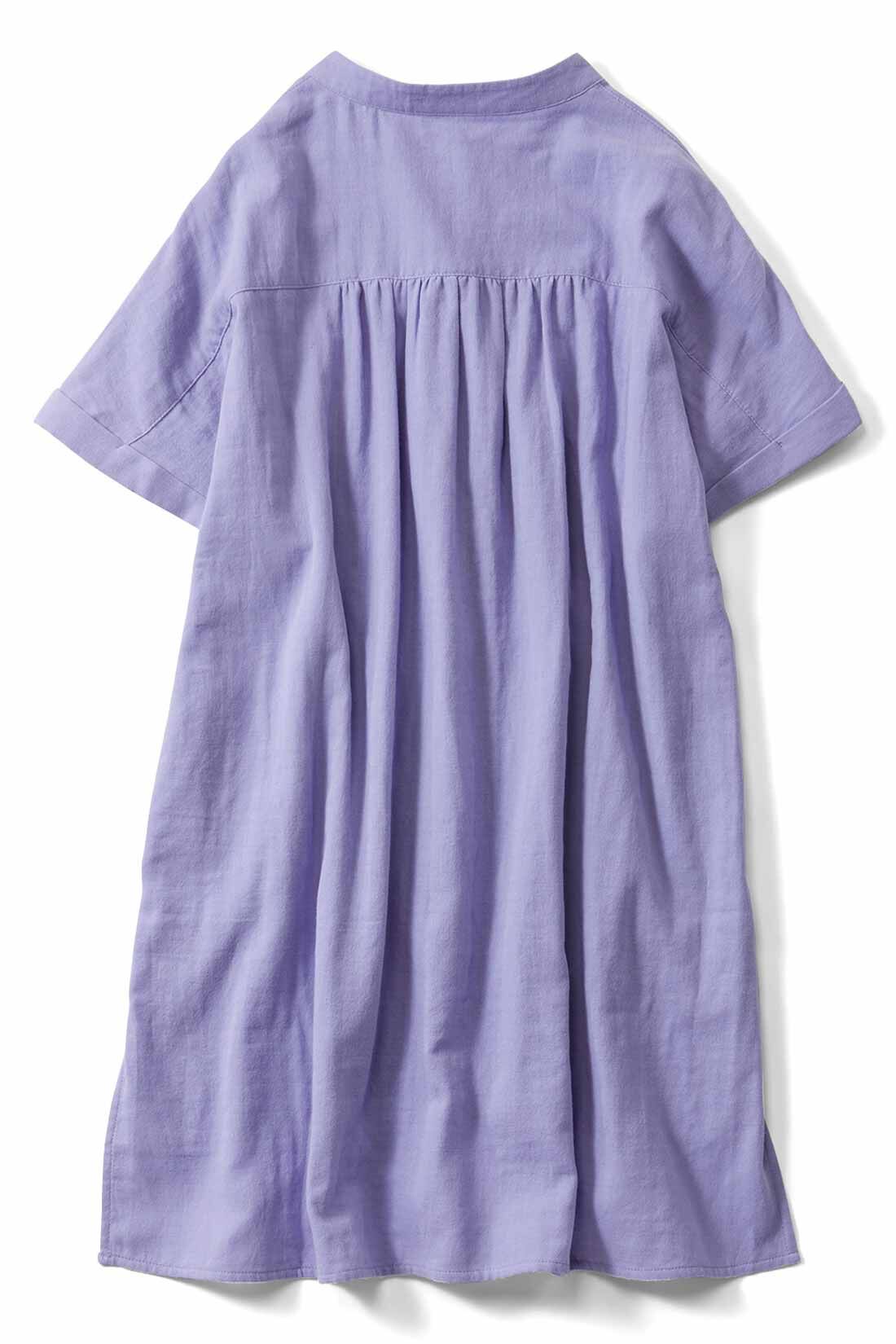 Live in comfort［リブインコンフォート］|リブ イン コンフォート ふんわり軽やかダブルガーゼ 上品フレンチブラウス〈サーモンレッド〉|背ヨーク切り替えとたっぷりギャザーで、後ろ姿も素敵に。