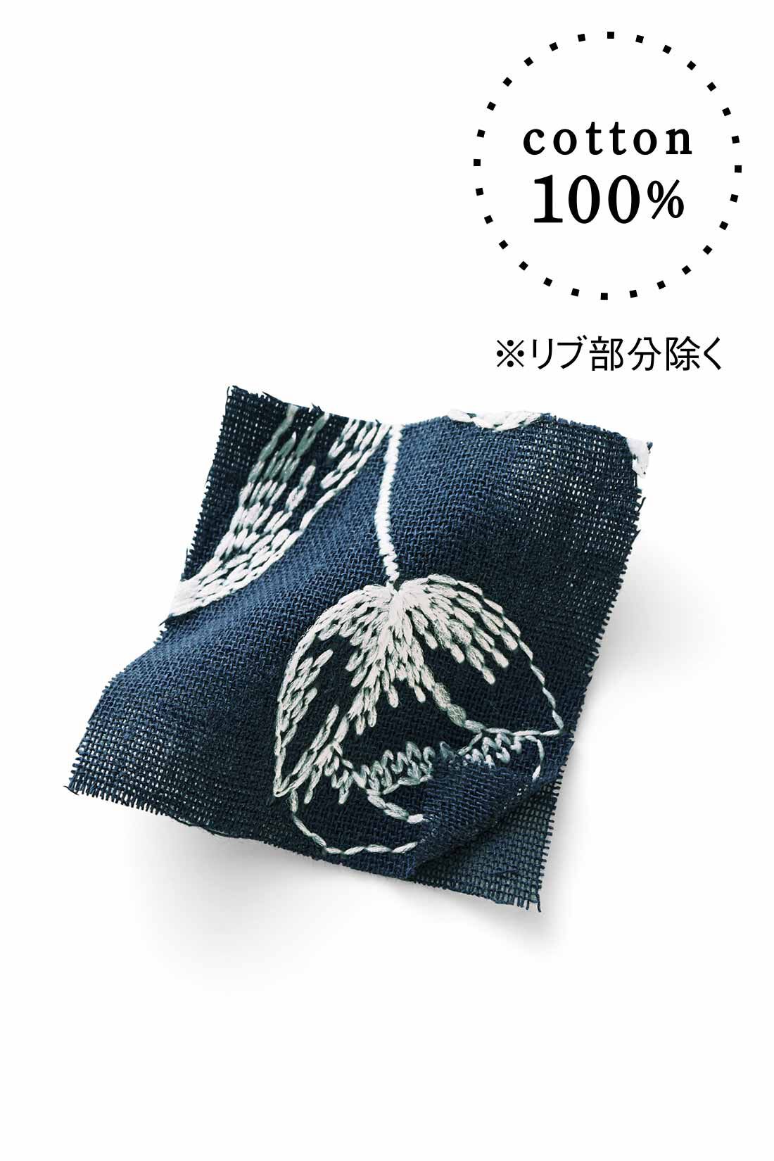 Live in comfort［リブインコンフォート］|リブ イン コンフォート　ふんわりダブルガーゼが心地いい とっておきのボタニカル刺しゅうチュニック〈ネイビー〉|洗うほどやわらかく育つ綿100％のダブルガーゼ素材に6種類の春の花を刺しゅうしました。　※お届けするカラーとは異なります。