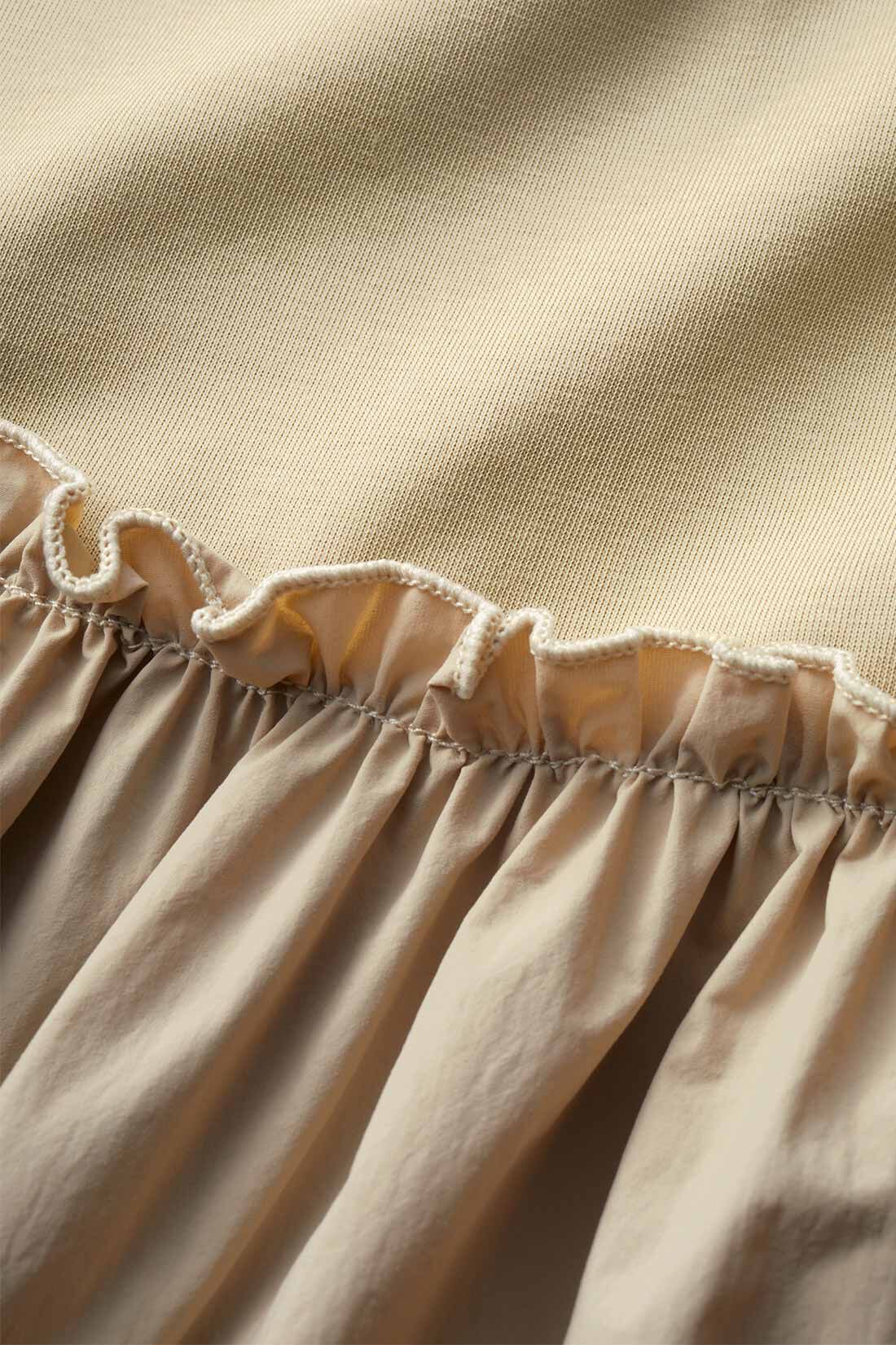 Live in comfort［リブインコンフォート］|リブ イン コンフォート 汗じみ軽減加工の異素材遣いペプラムトップスの会|Tシャツ部分はやわらかな綿混カットソー素材。ペプラム部分は張り感のある上品なナイロン布はく素材。