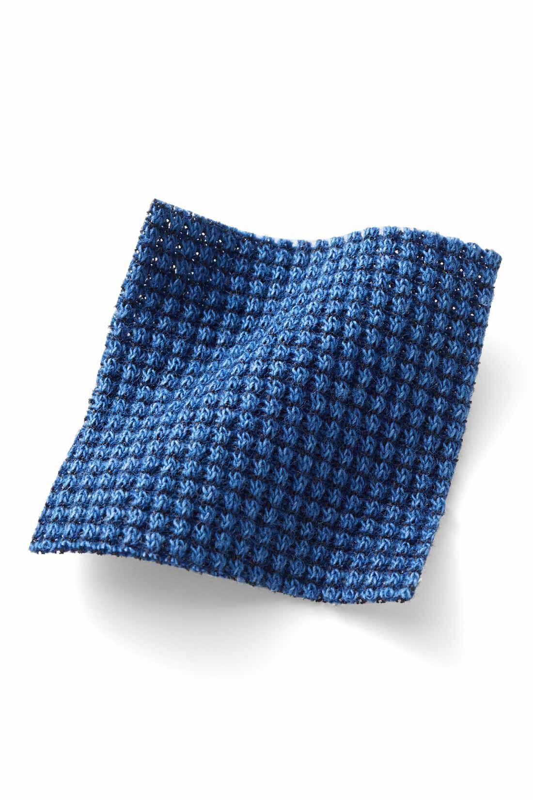 Live in  comfort|リブ イン コンフォート　古着屋さんで見つけたみたいな インディゴ染めのワッフルパーカー〈ブルー〉|インディゴ染めのワッフル素材をヴィンテージ加工で風合いよく。