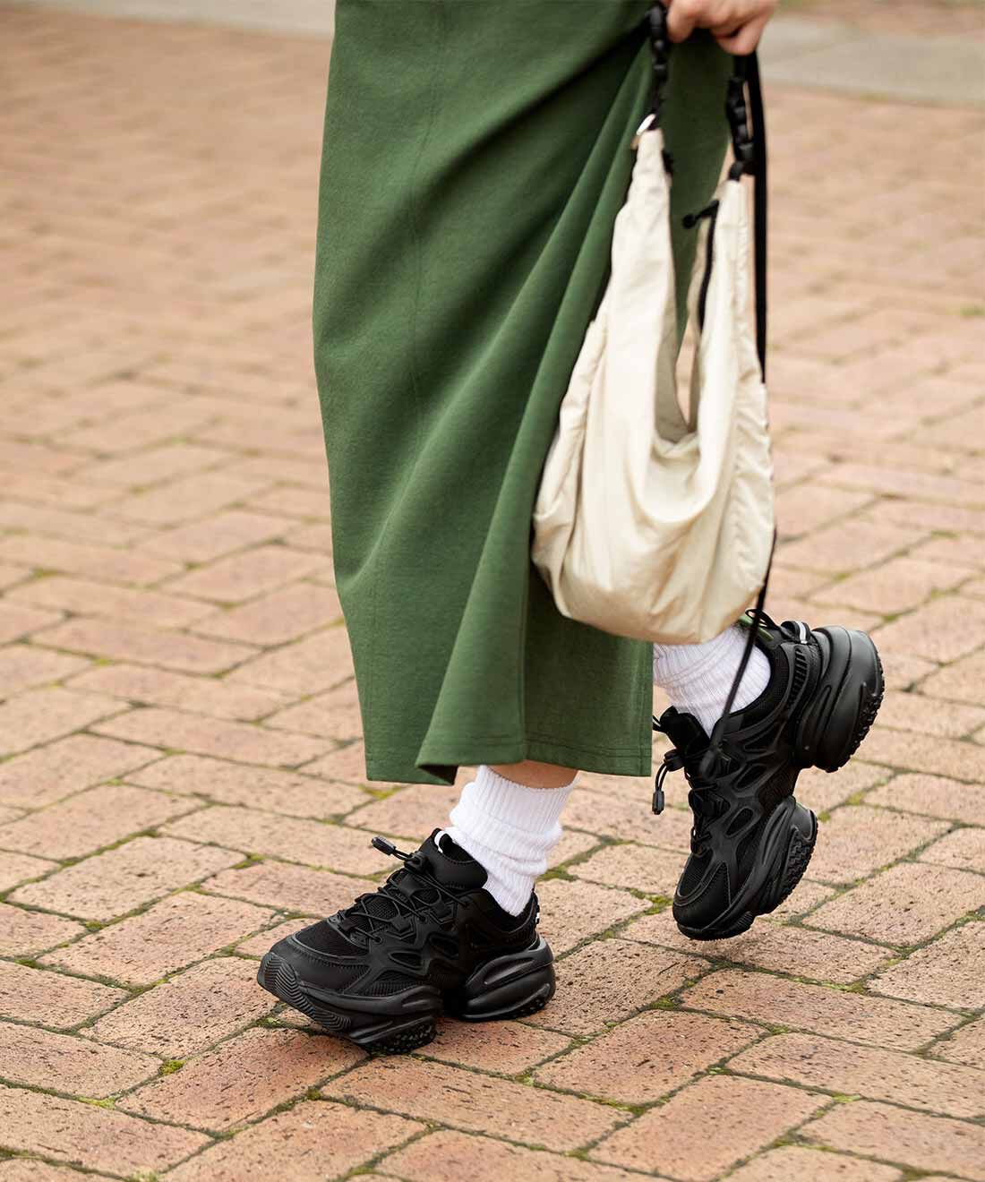 Live in  comfort| リブ　イン　コンフォート　ひもがほどけるストレスからの解放！　履き心地抜群な　ドロストスニーカー〈ブラック〉