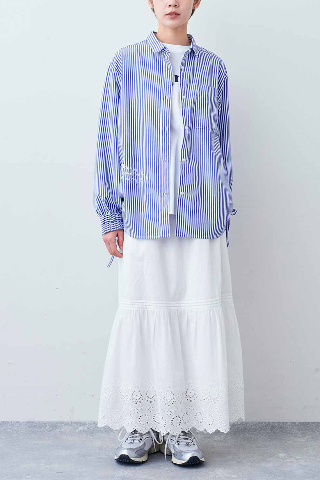 Live in  comfort|リブ イン コンフォート　こっそり刺しゅうがかわいい サイドドロストストライプシャツ〈ブルー〉|しぼり有り