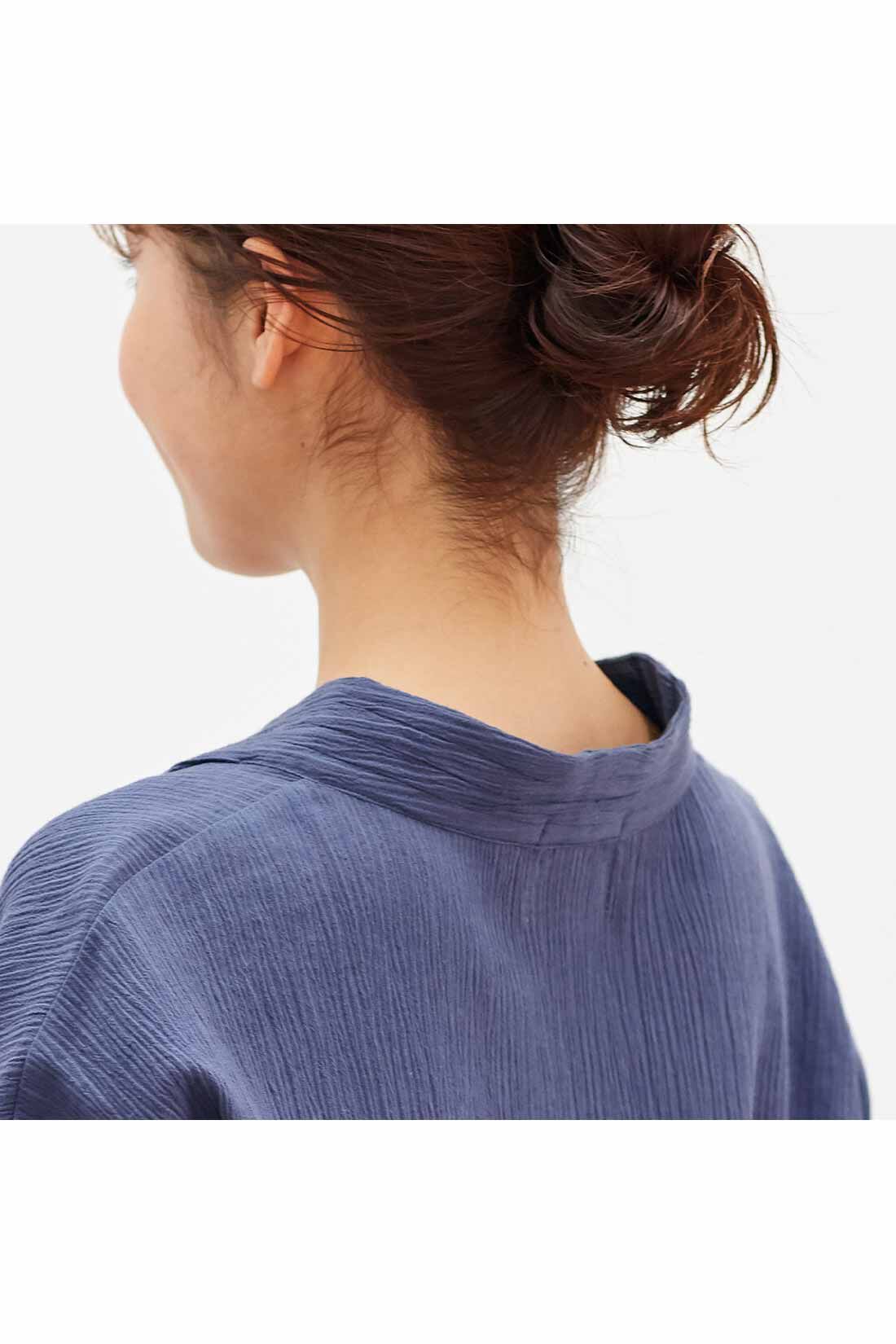 Live in  comfort|Live love cottonプロジェクト　リブ イン コンフォート　楊柳（ようりゅう）素材でサラリ オーガニックコットンロングチュニック〈スモーキーパープル〉|衿の後ろが自然に落ちて、着るだけで抜き衿が完成。
