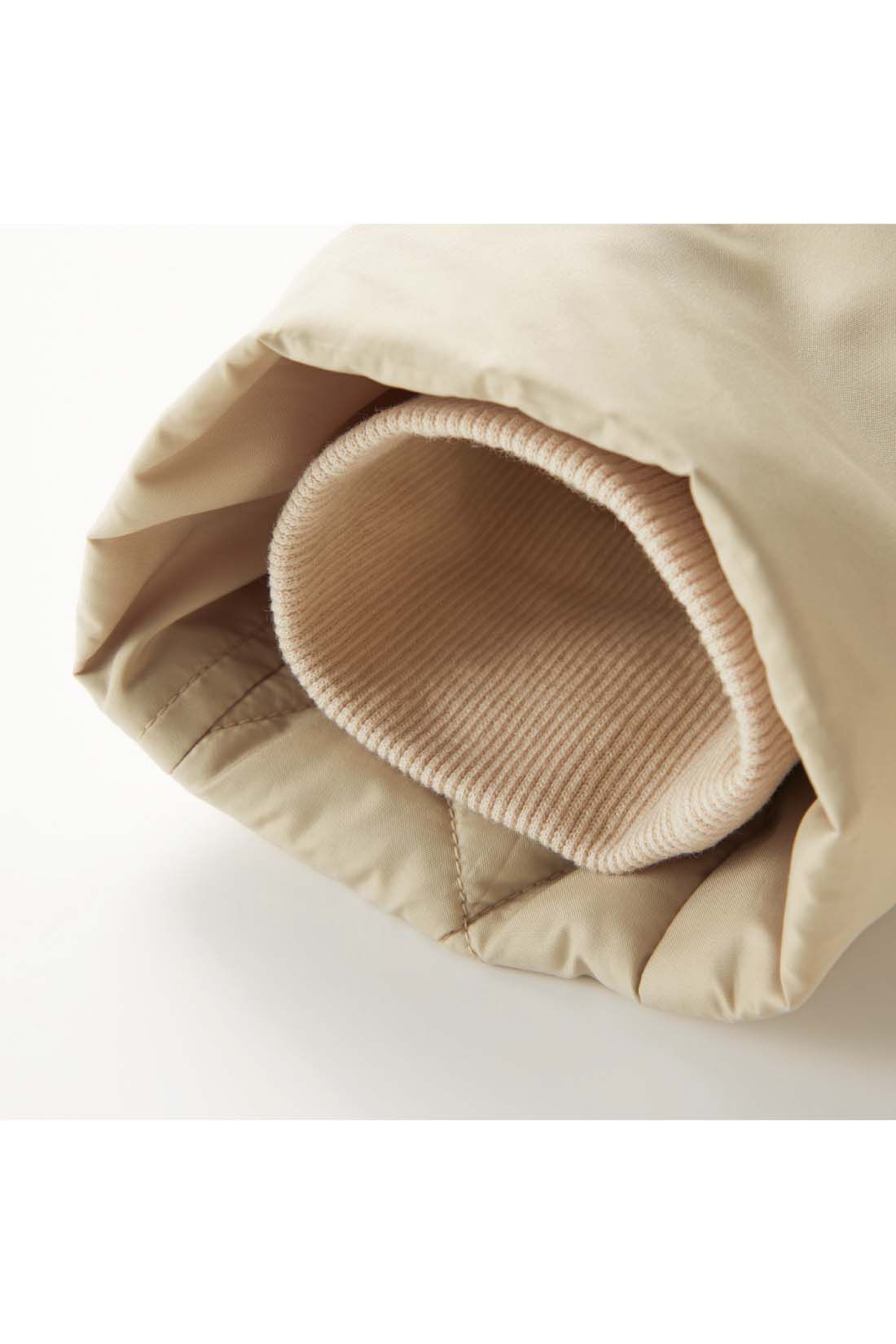 Live in  comfort|リブ イン コンフォート　寝袋みたいにあったか！細見せにこだわった撥水（はっすい）超ロングダウンコート〈ライトベージュ〉|すっきり見える袖口は、すき間風を防ぐため内側にリブをしのばせています。