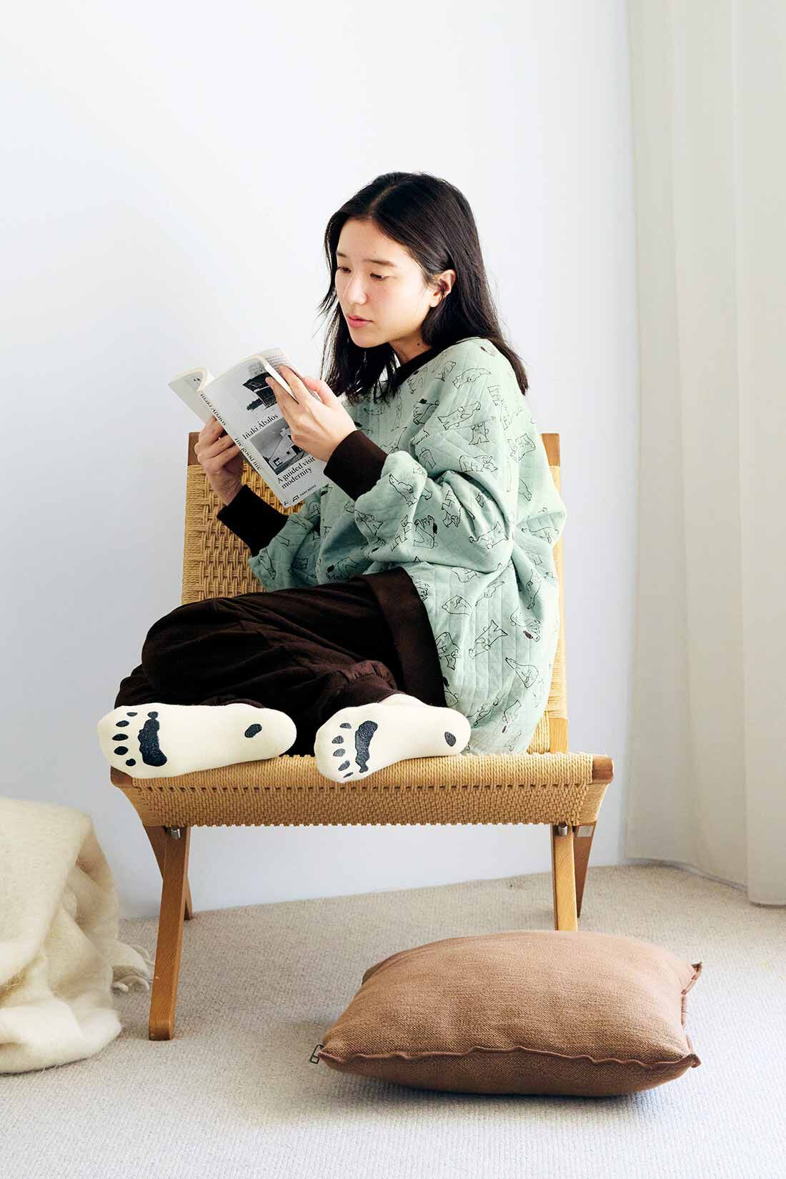 Live in  comfort|旭山動物園・ボルネオの森応援商品 Live in comfort ホッキョクグマの肉球柄のあたたかソックス〈アイボリー〉