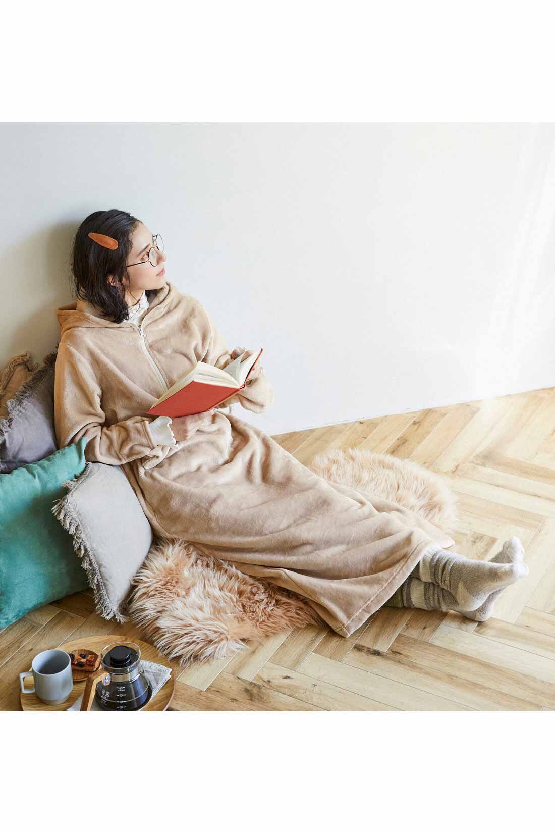 Live in comfort［リブインコンフォート］|リブ イン コンフォート おうちの節電対策にもぴったり 全身包まれる両面起毛ワンピース〈ベージュ〉|ワンピの中でからだが泳ぐようなゆったりシルエットなので、どんな体勢でもリラックスして過ごせます。部屋着や肌着の上からすぽっとかぶるだけだから、おふとんから出るのがつらい寒い朝にも重宝。