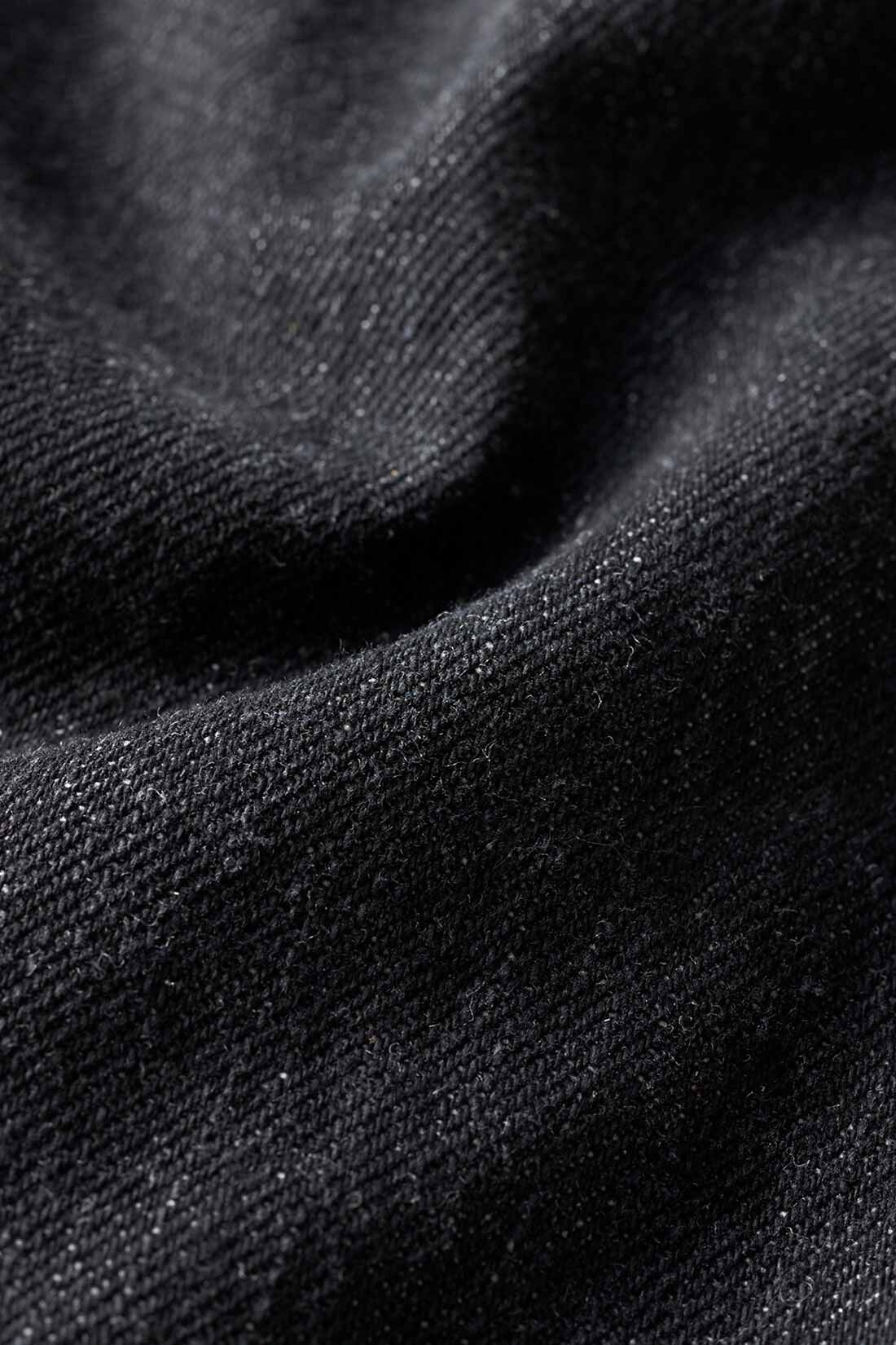 Live in  comfort|リブ イン コンフォート 人気スタイリスト 石上 美津江さんとつくった これが正解！ 大人のこなれサロペット〈ブラックデニム〉|デニムの中でも上品に大人っぽく着こなせるブラックデニムをセレクト。