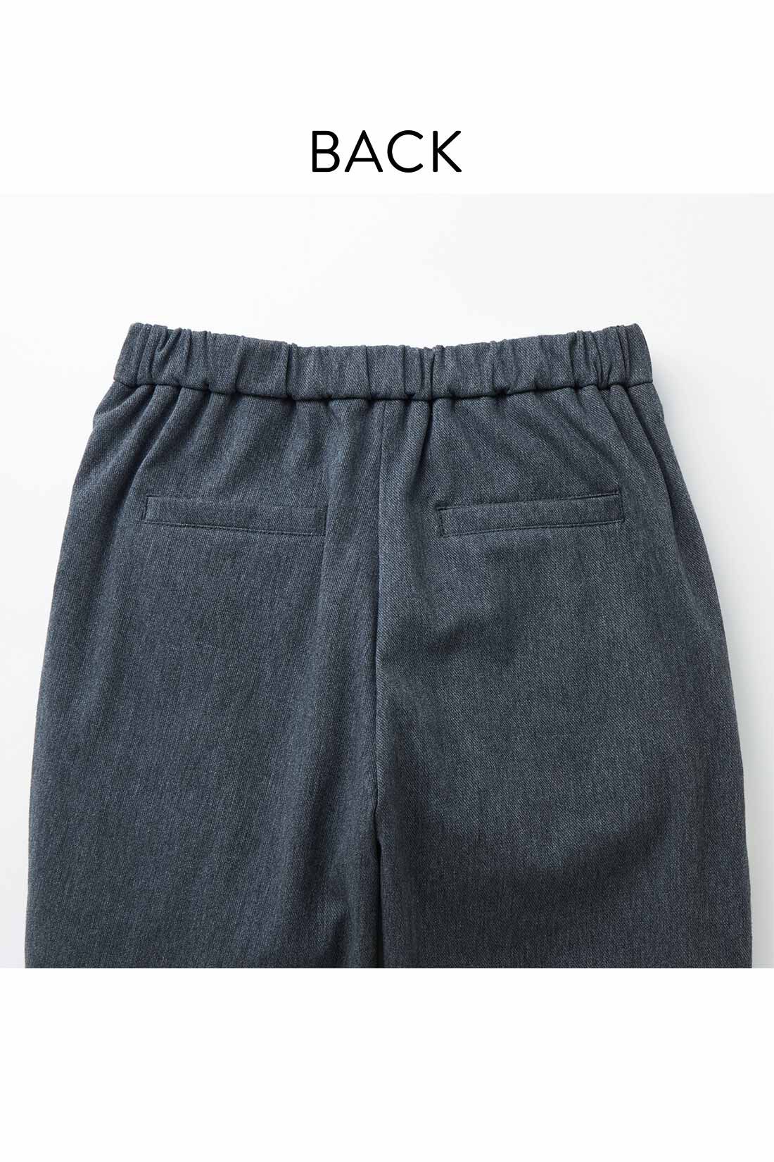 Live in comfort［リブインコンフォート］|リブ イン コンフォート きれい見えなのにしっかり暖か スッキリ裏ボアパンツ〈グレー〉|ウエストの後ろだけをゴム遣いにしたらくちんなはき心地。ヒップをカバーする大きめの後ろポケット付き。