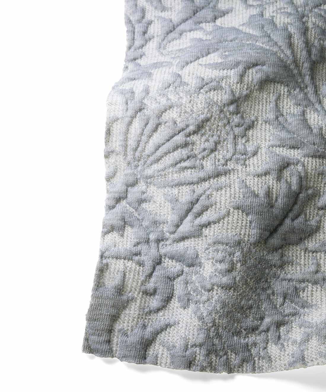 Live in  comfort|リブ イン コンフォート 大人モリスの世界 「シスル」柄をカジュアルに楽しむ ジャカードカットソーセットアップ〈パウダーグレー〉|大きめの柄行きを立体感のある表情に仕上げた、ふくれジャカード素材。からだのラインを拾いにくい厚みで、暖かな着心地。