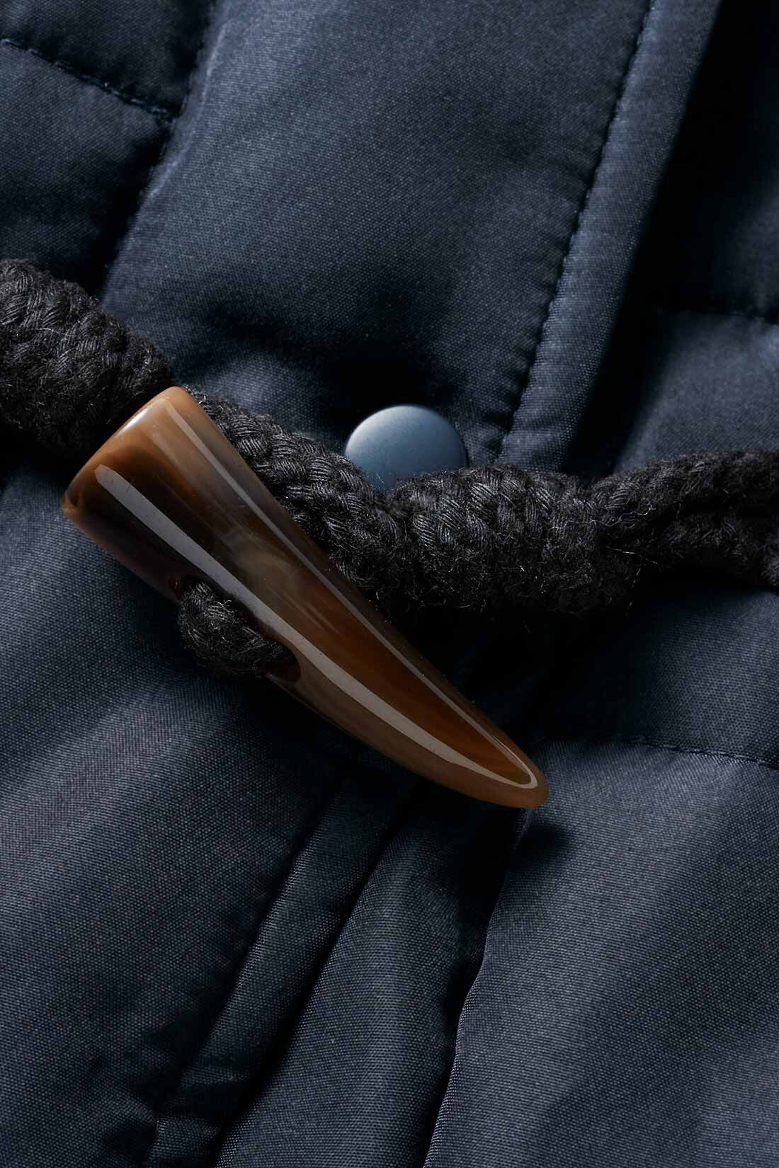 Live in  comfort|リブ イン コンフォート くぼっち★とコラボ 軽やかにこなれ見えする ロングダッフルダウンコート〈チャコールネイビー〉|上質感のあるロープ遣いの水牛調トグル。スナップボタンとダブルで留めれば、防寒もしっかり。