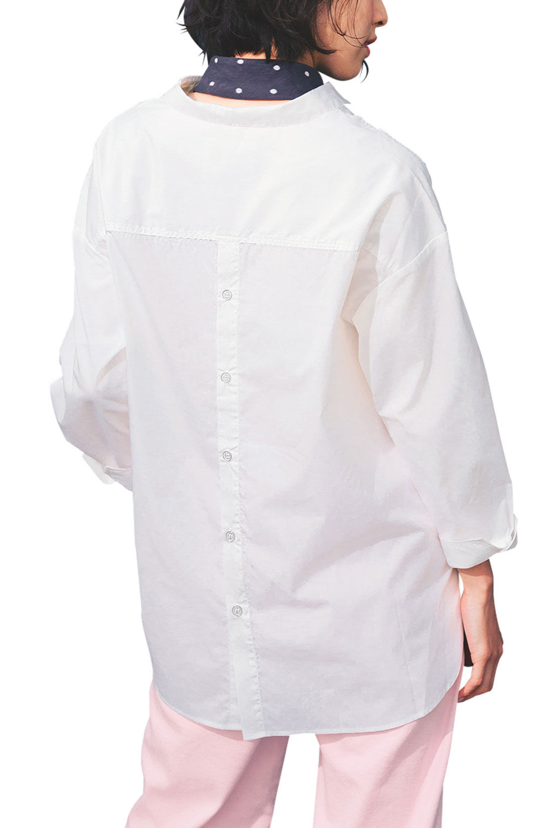 Live in  comfort|リブ イン コンフォート　さくっと着られてきちんと見える コットン混スキッパーシャツ〈ホワイト〉|きれいめだけどちょっぴりモードな隠し味。後ろに並んだボタンが大人かわいいアクセントに。