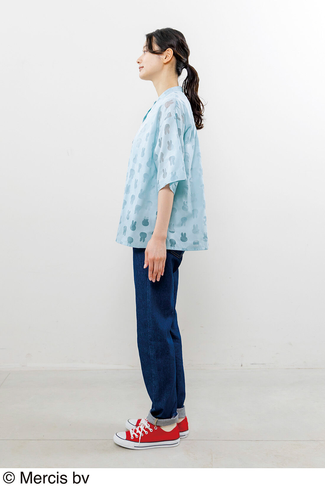 Live in  comfort|【6月分以降お届け】リブ イン コンフォート　ミッフィーのお顔シルエットの オパール加工ブラウス〈ソーダブルー〉