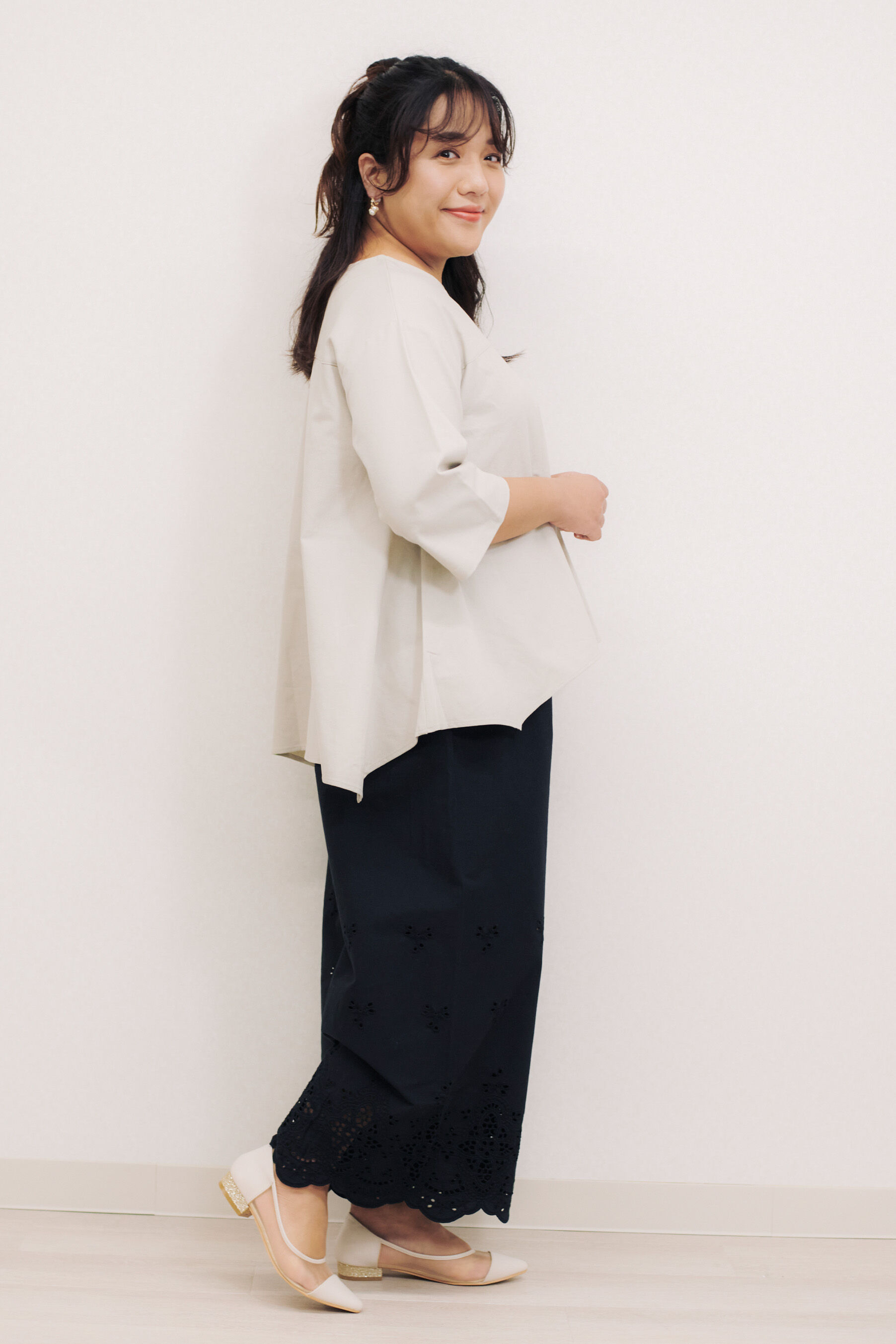 Live in  comfort|はまじ ヘムライン 麻 混 トップス サンドベージュ グレーのコーディネート|身長163cm/LLサイズ着用